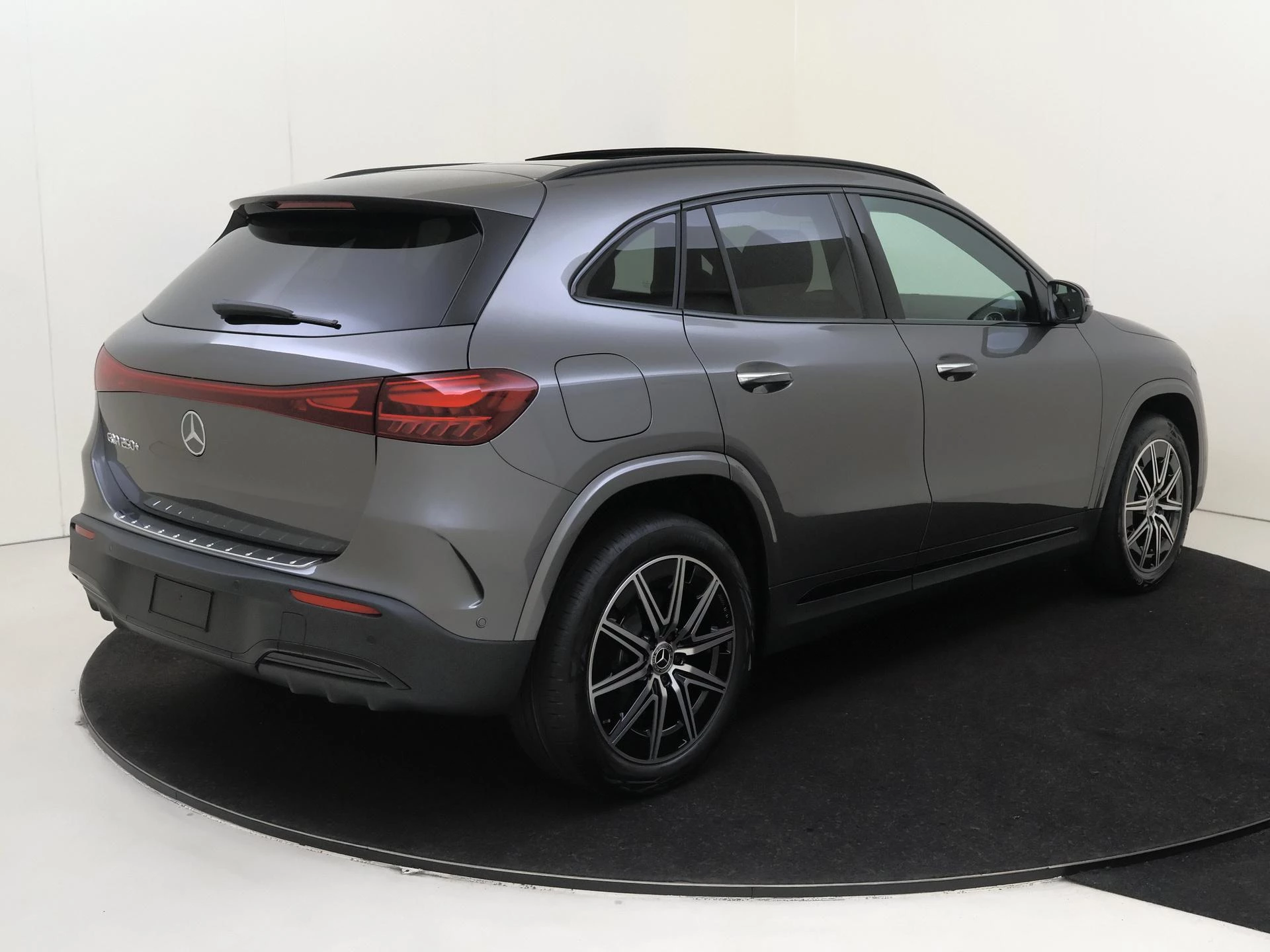 Mercedes-Benz-EQA-image-3