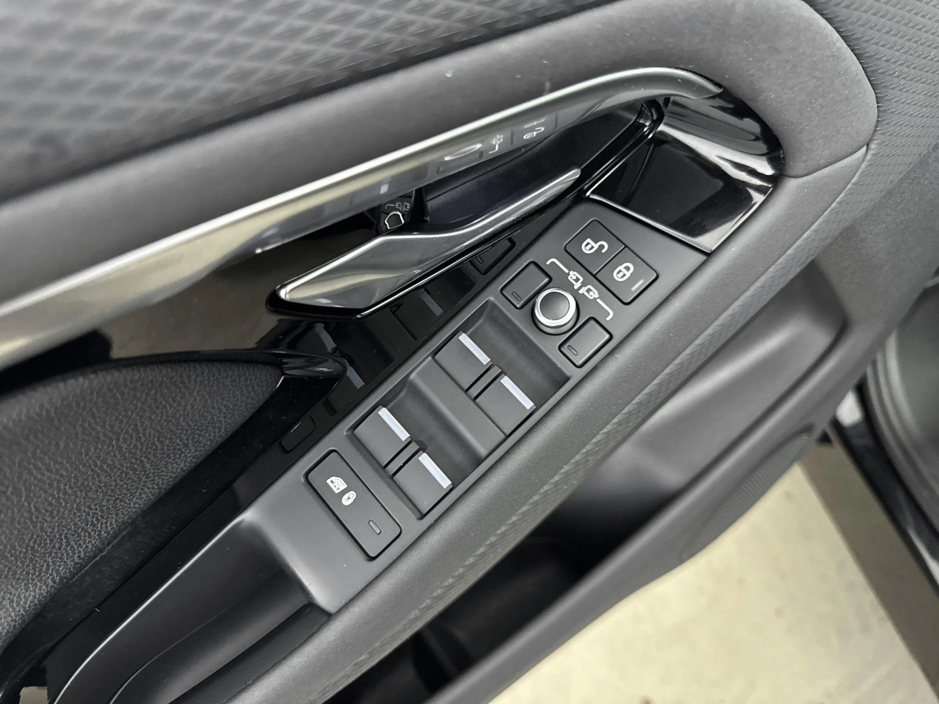 Land Rover-Range Rover Evoque-image-19
