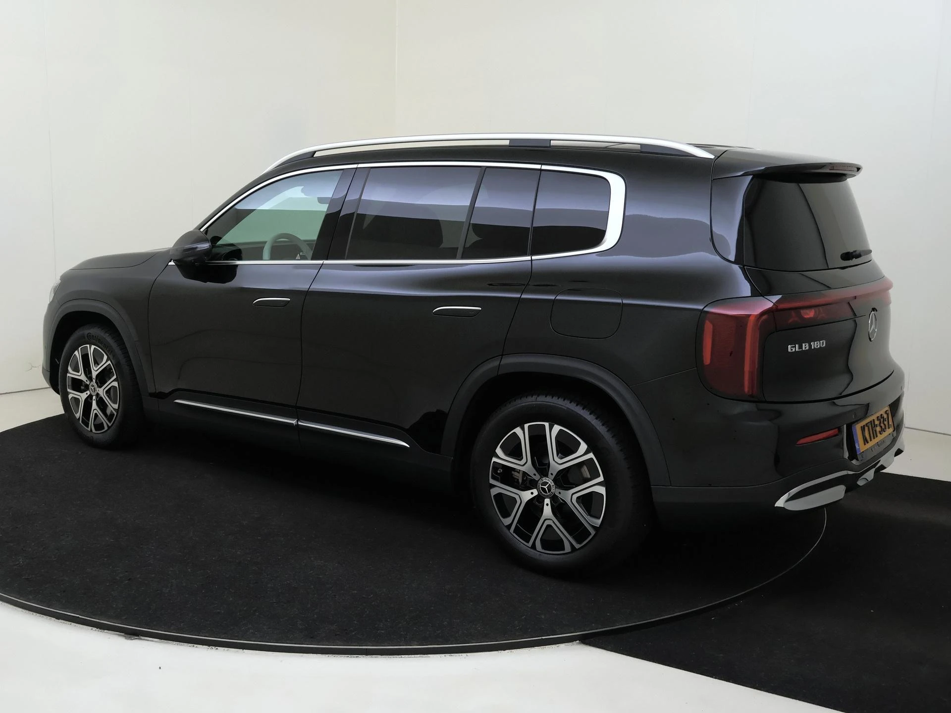Mercedes-Benz-GLB-image-2