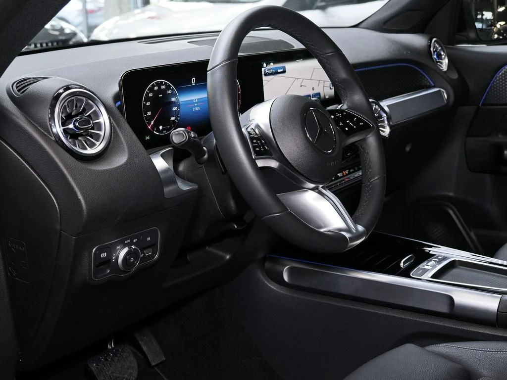 Mercedes-Benz-GLB 200 d-image-9