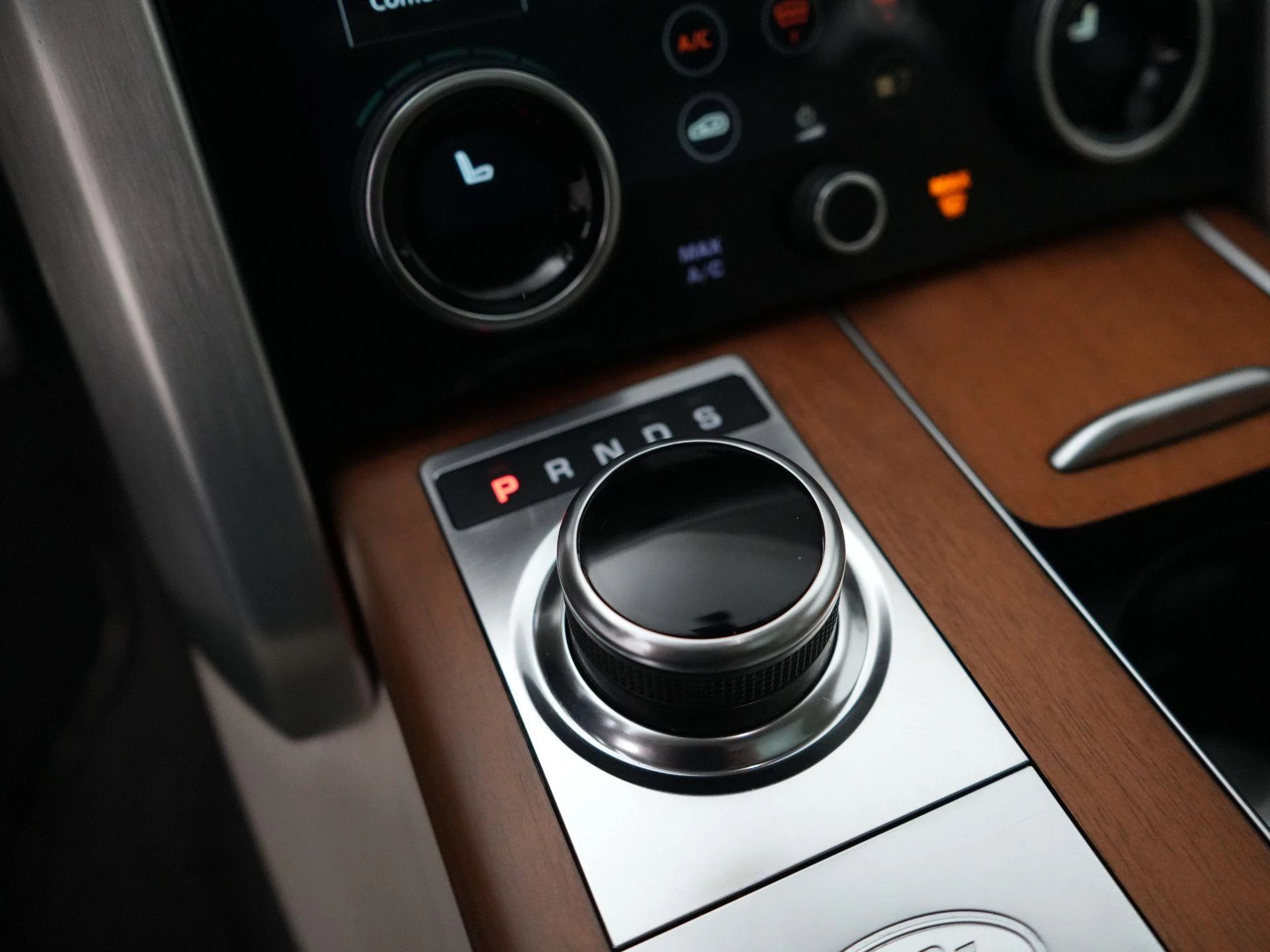 Land Rover-Range Rover-image-16