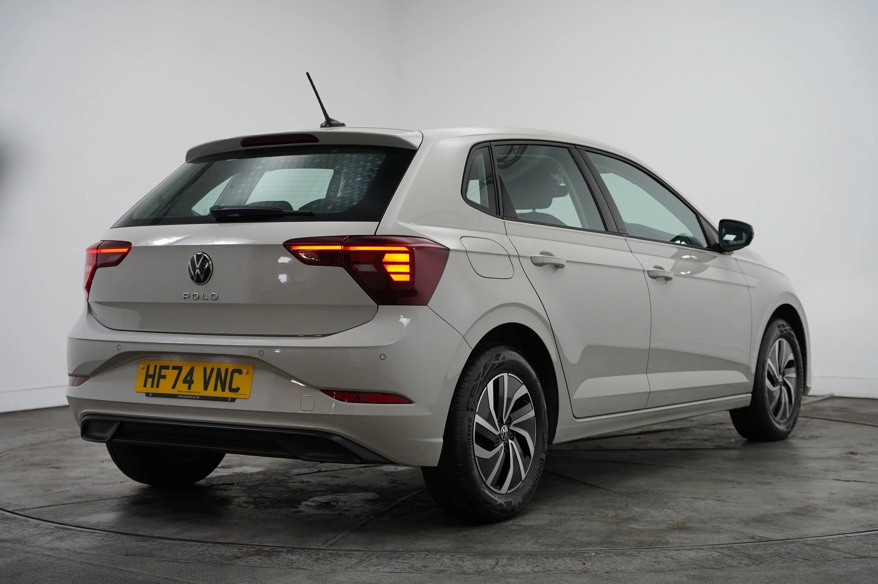 Volkswagen-Polo-image-14