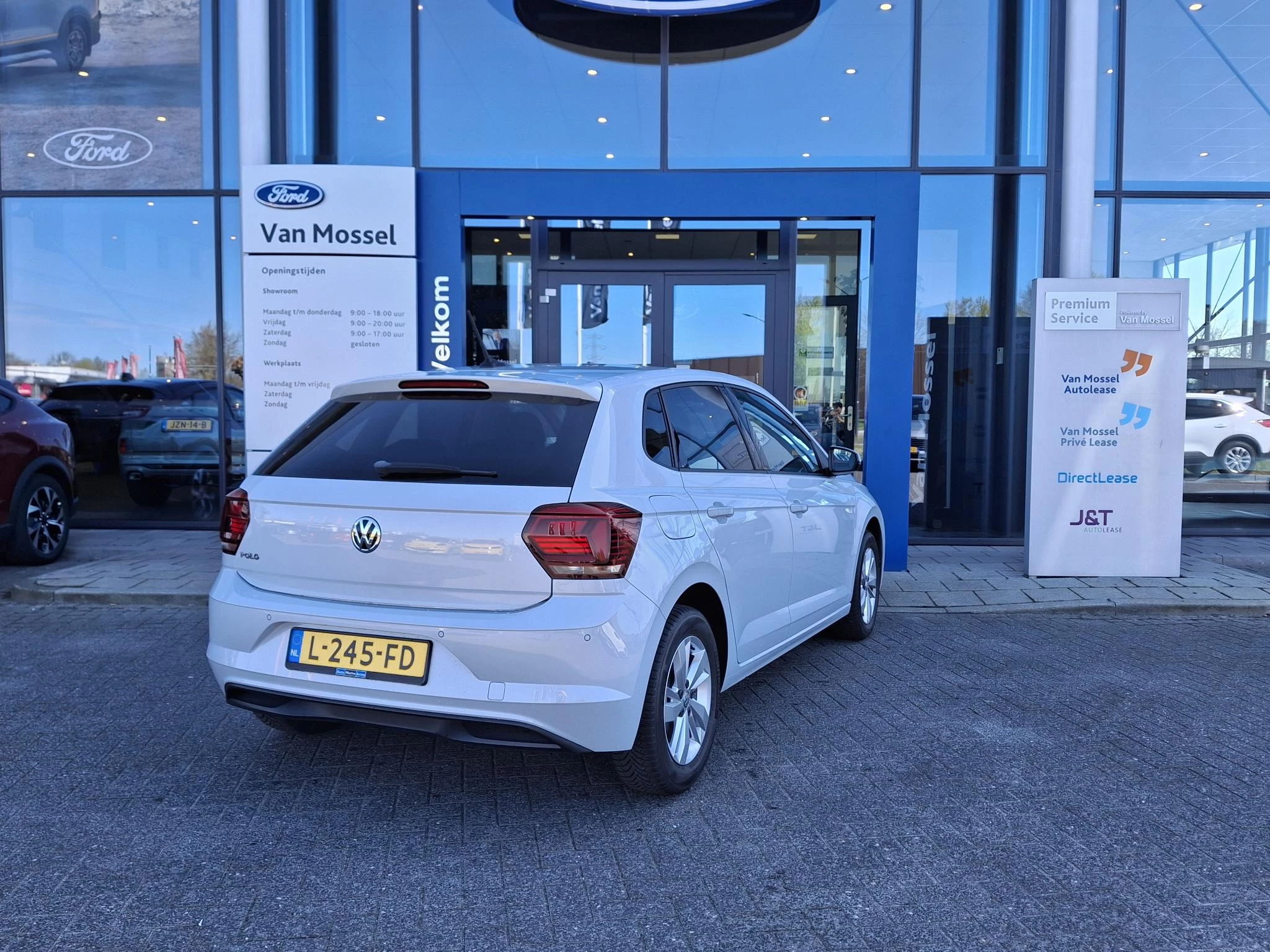 Volkswagen-Polo-image-4