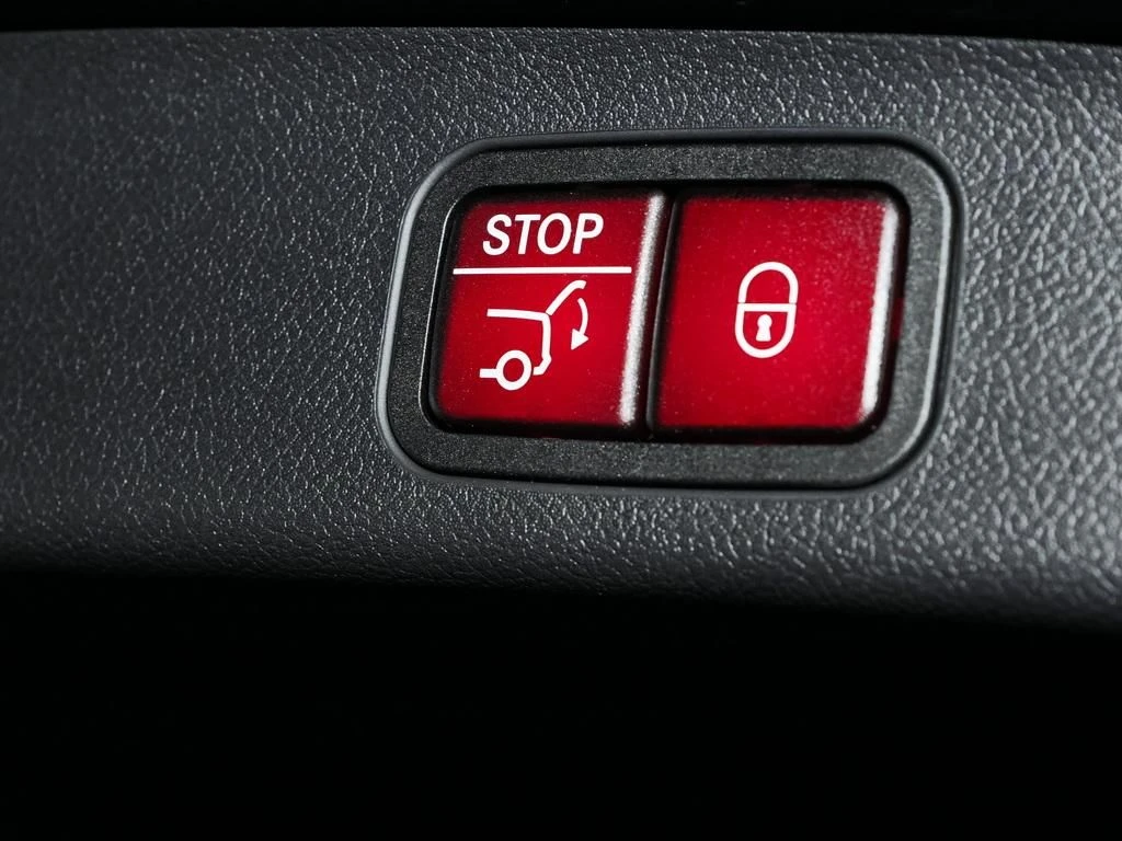Mercedes-Benz-GLB 200-image-17