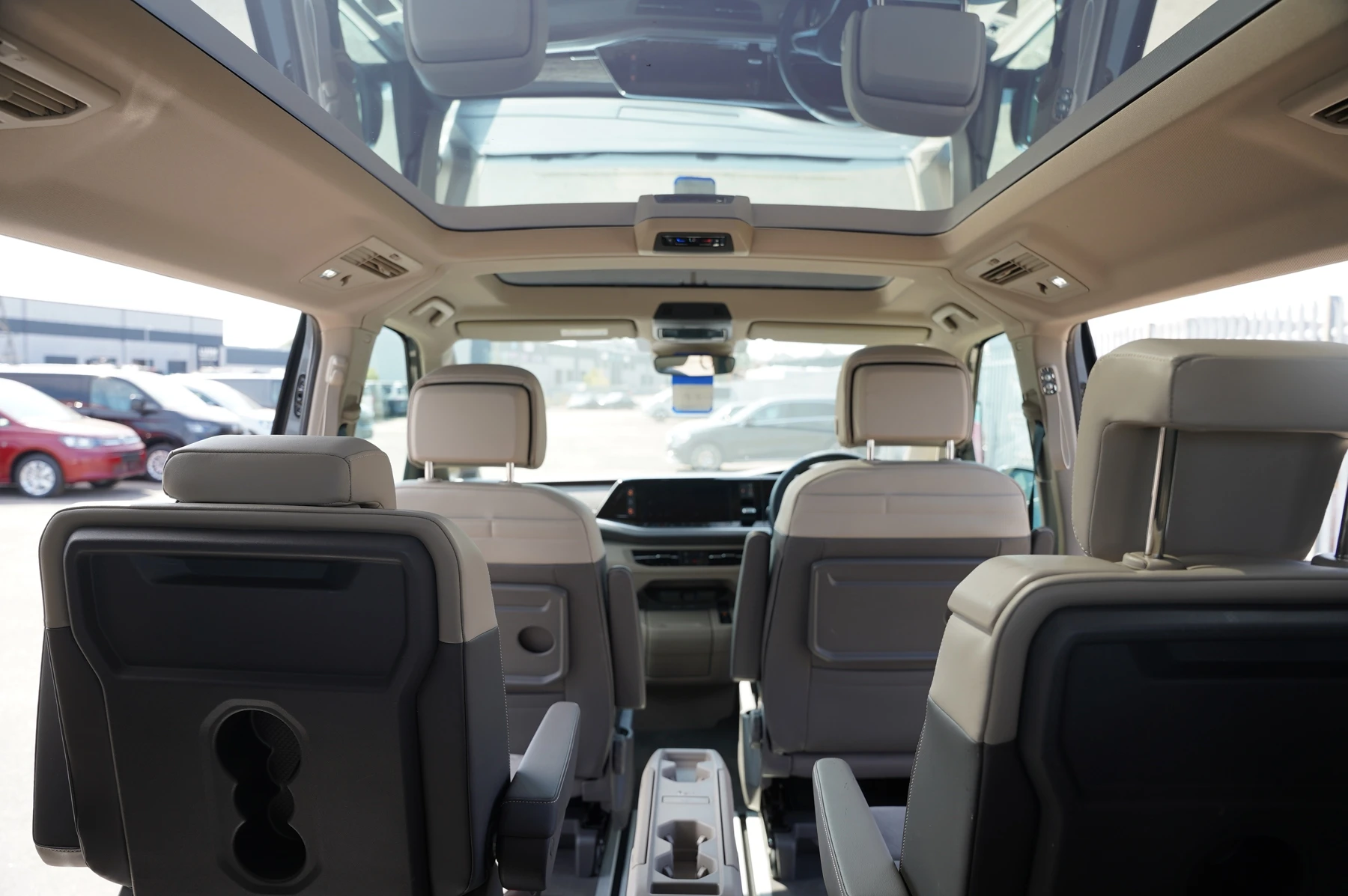Volkswagen-Multivan-image-30