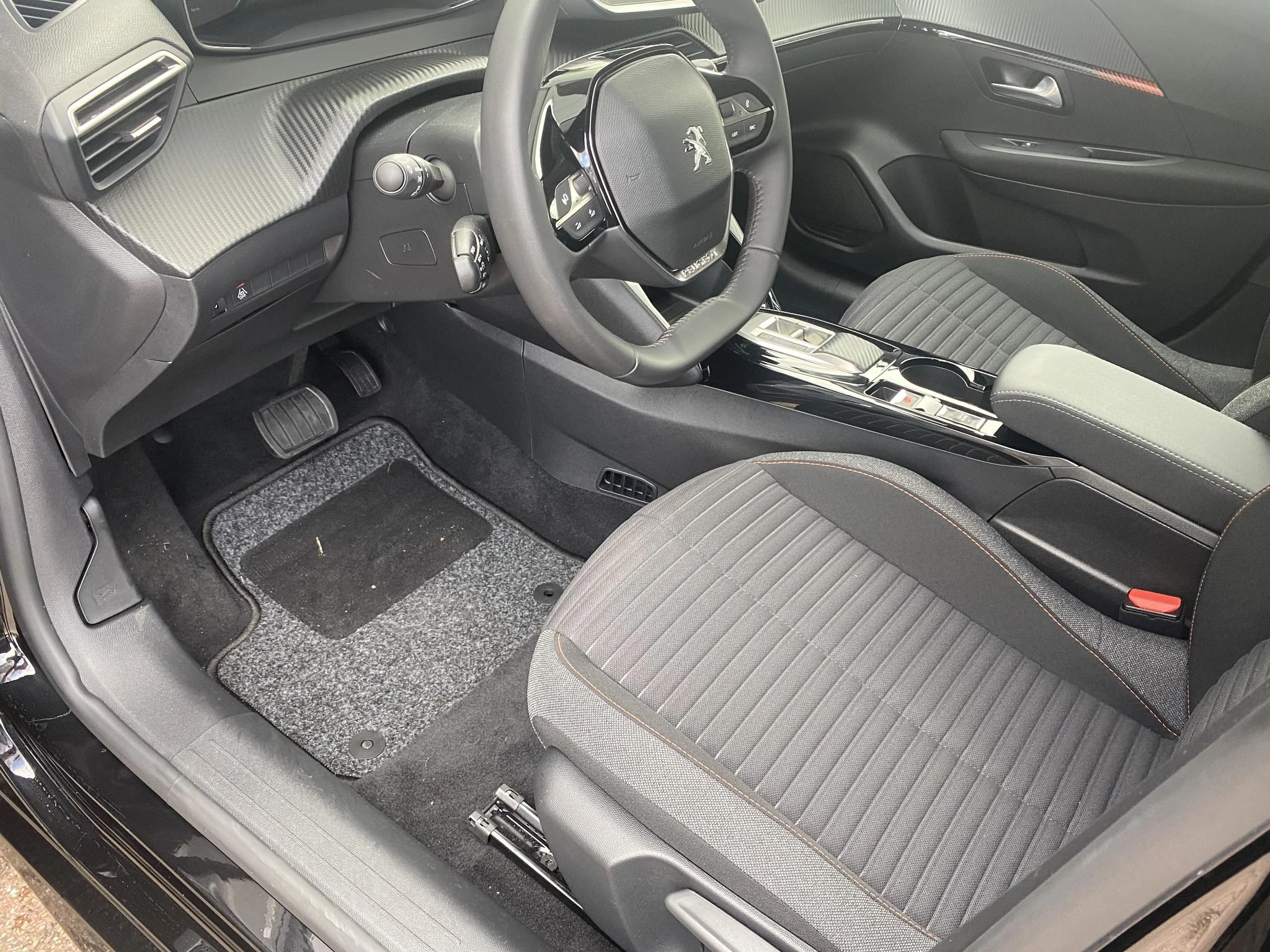 Peugeot-e-208-image-18
