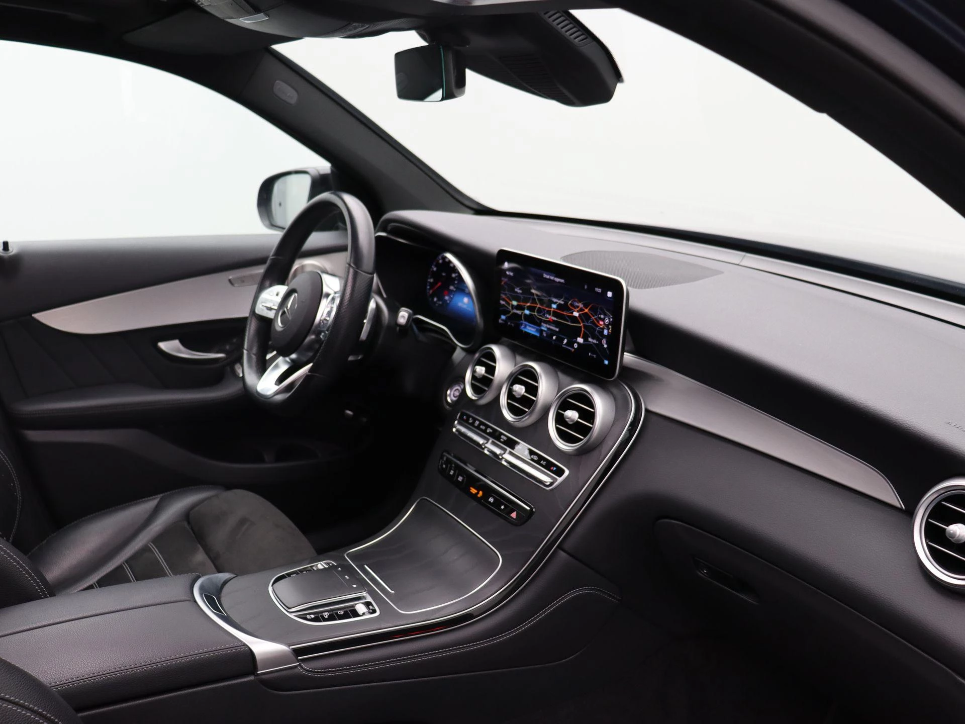 Mercedes-Benz GLC 300e SUV AMG LINE + PANO DAK + BURMESTER + CARPLAY + SURROUND VIEW +