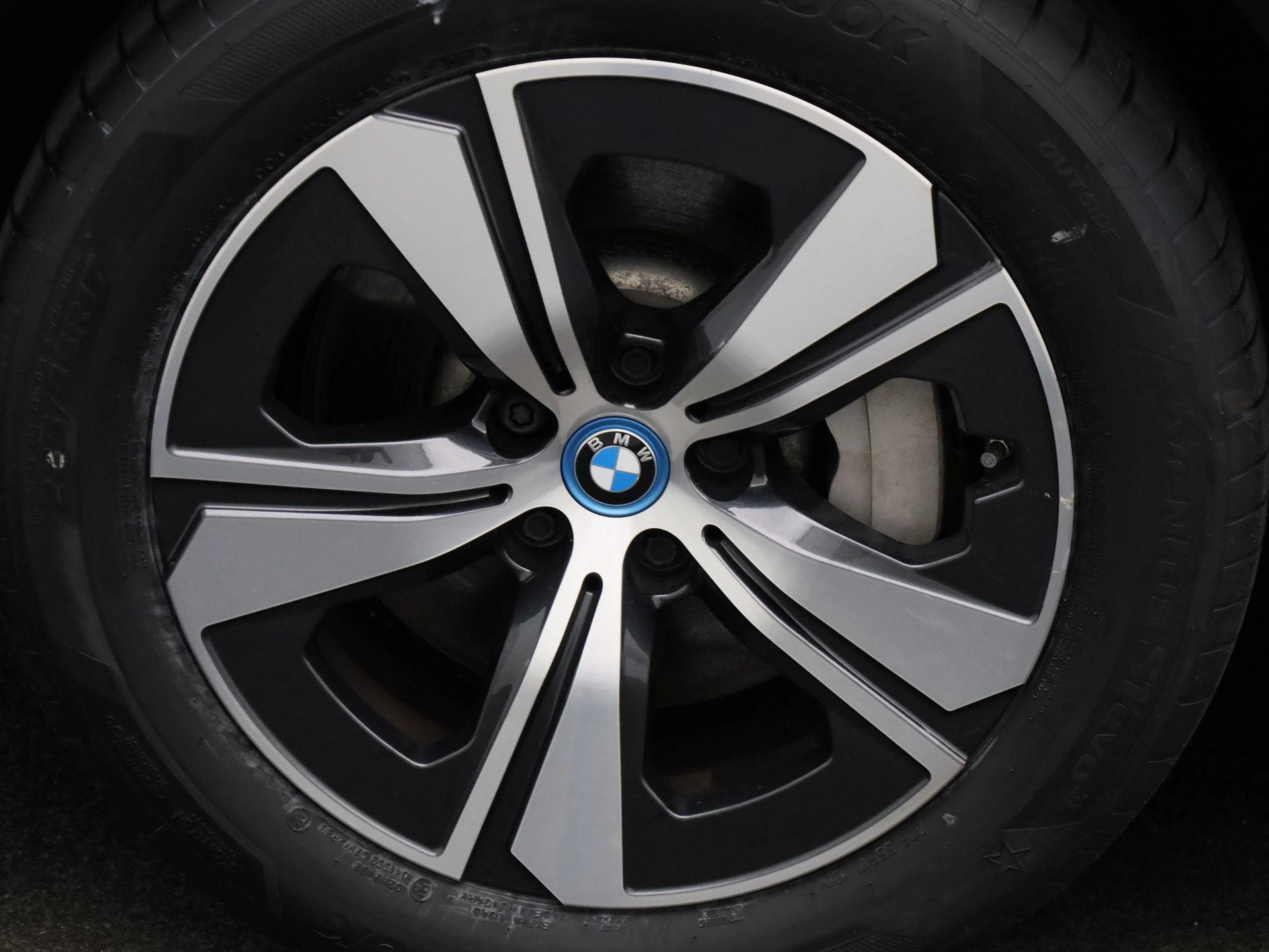 BMW-i4-image-13
