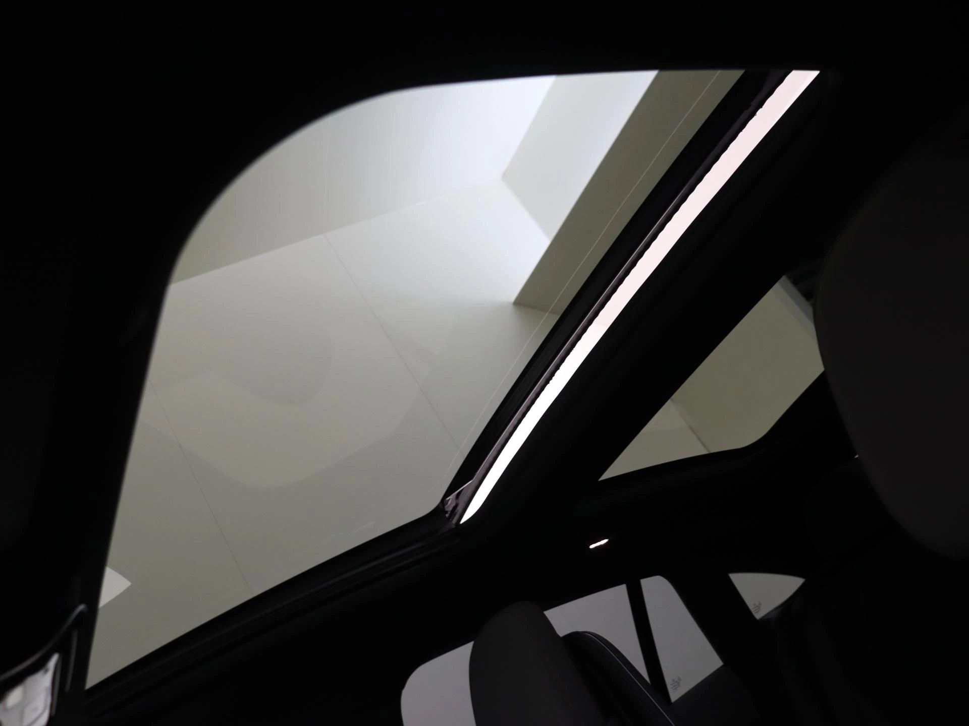 Mercedes-Benz-EQE-image-29