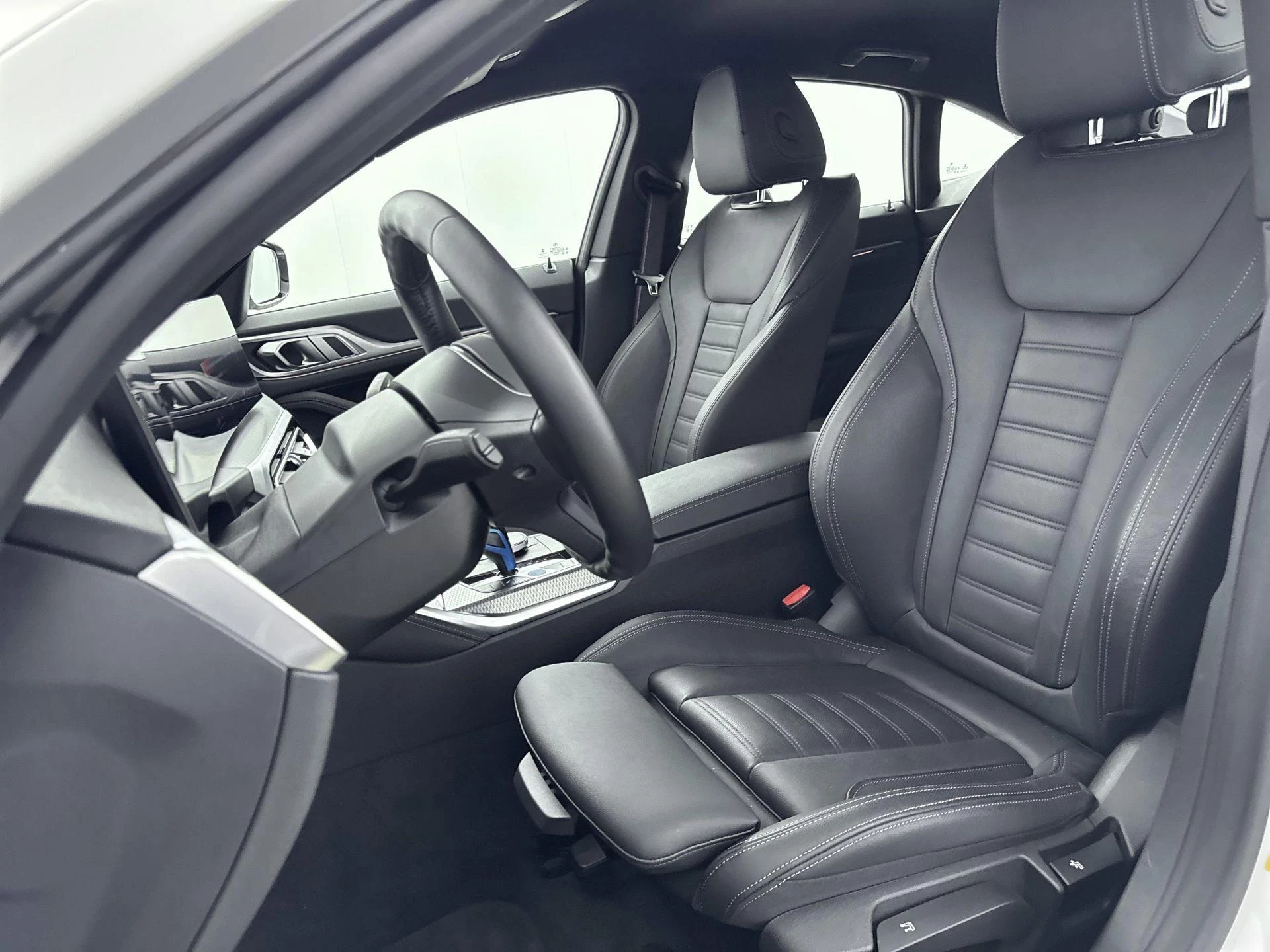 BMW-i4-image-29