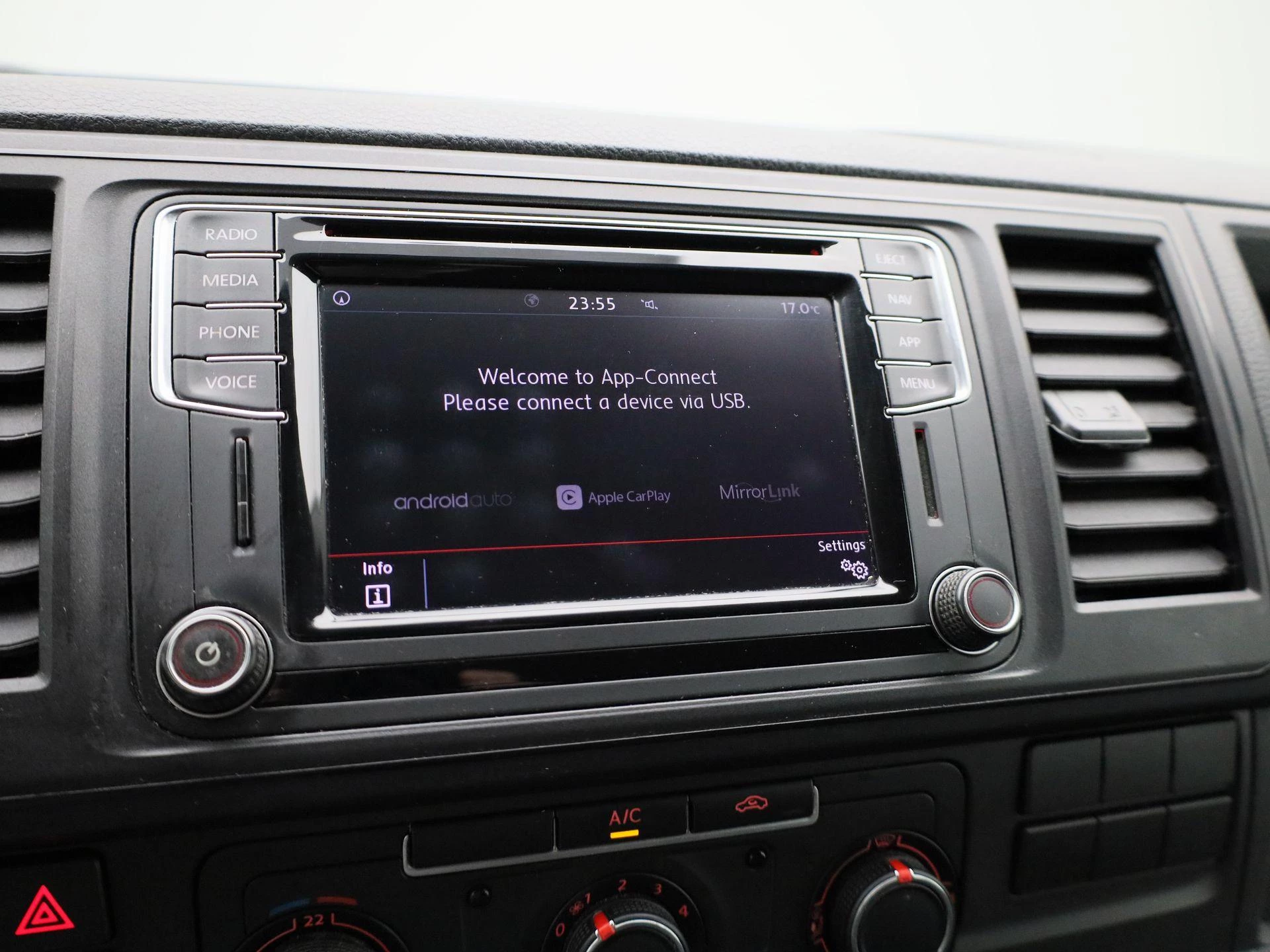 Volkswagen-Transporter-image-15