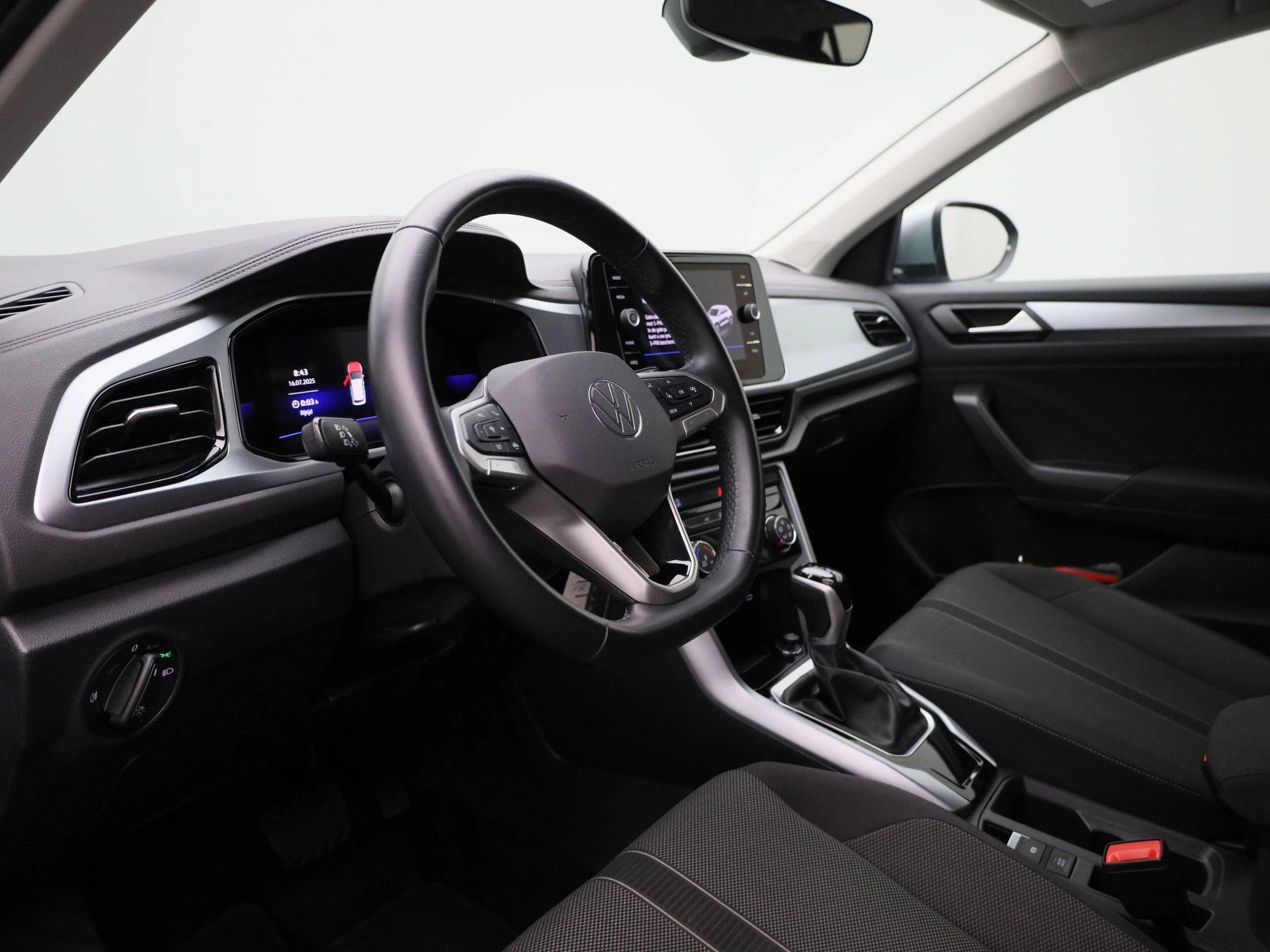 Volkswagen-T-Roc-image-28