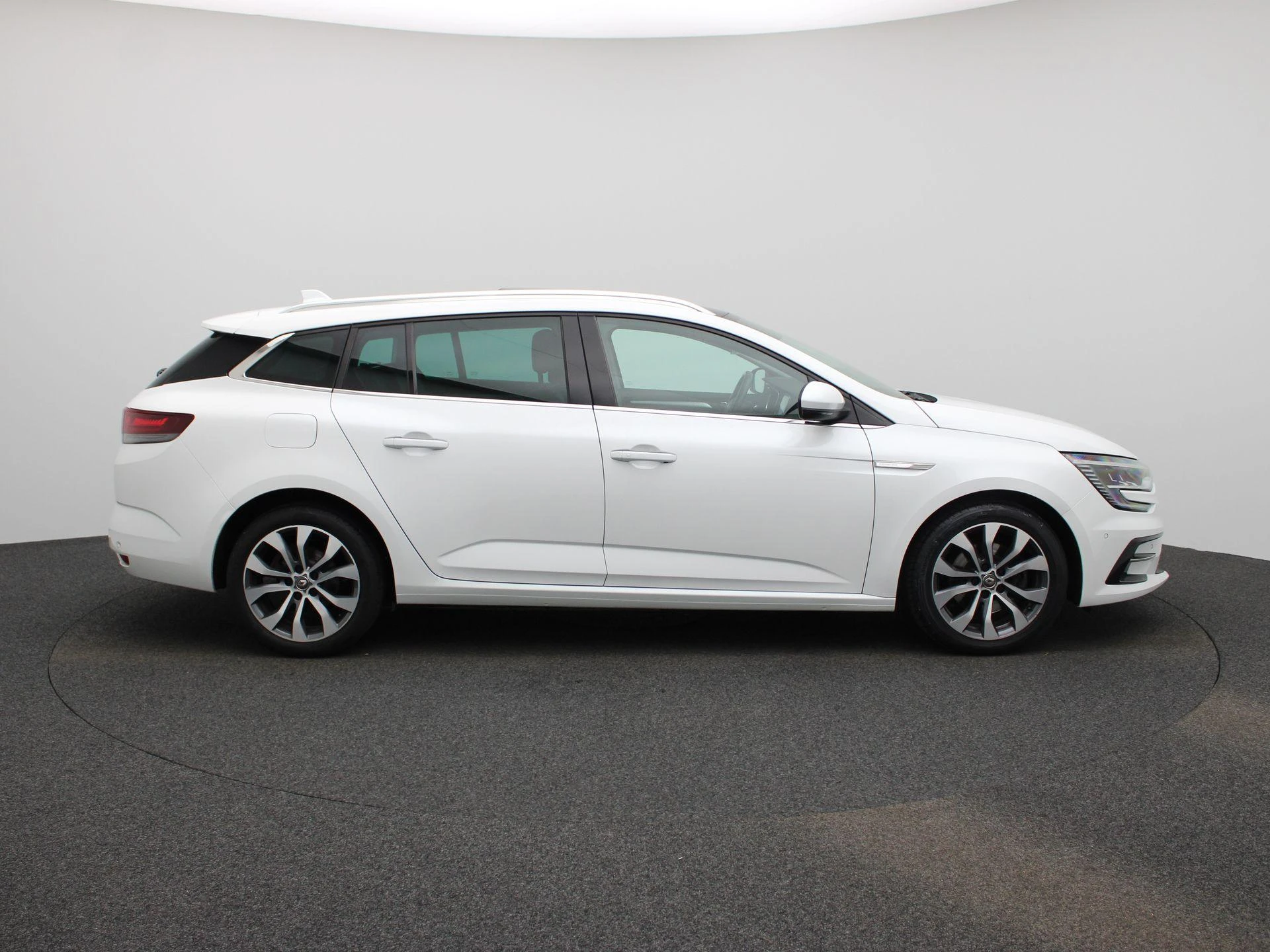 Renault-Mégane Estate-image-7