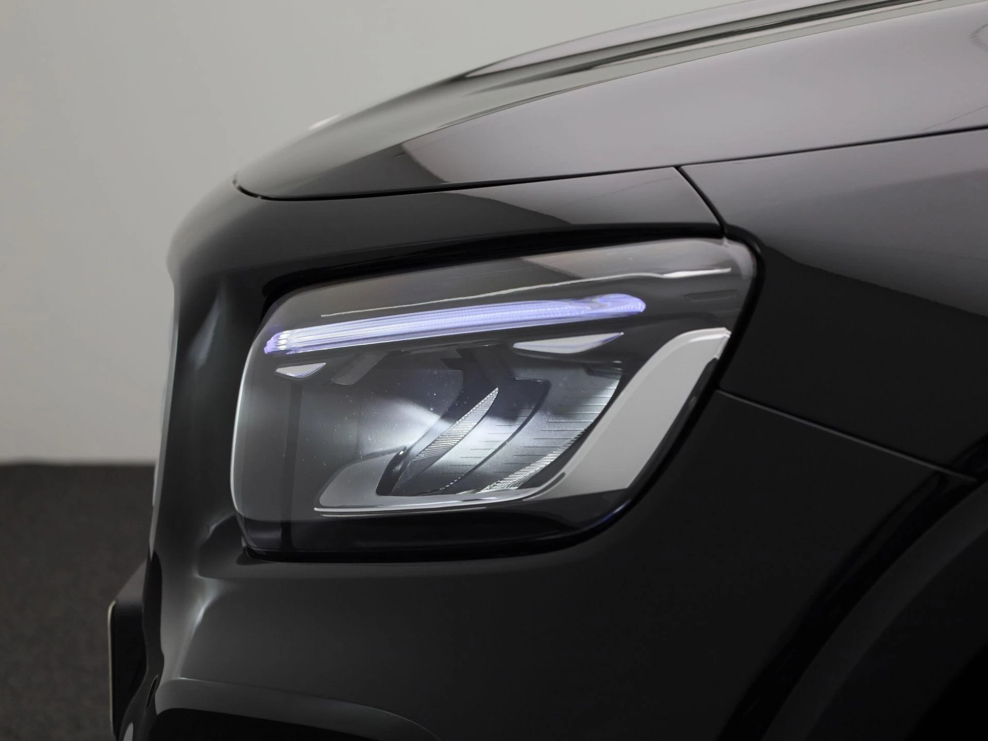 Mercedes-Benz-GLB-image-16
