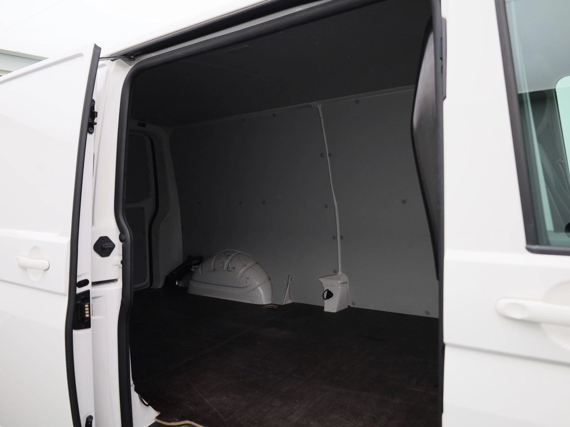 Volkswagen-Transporter-image-12