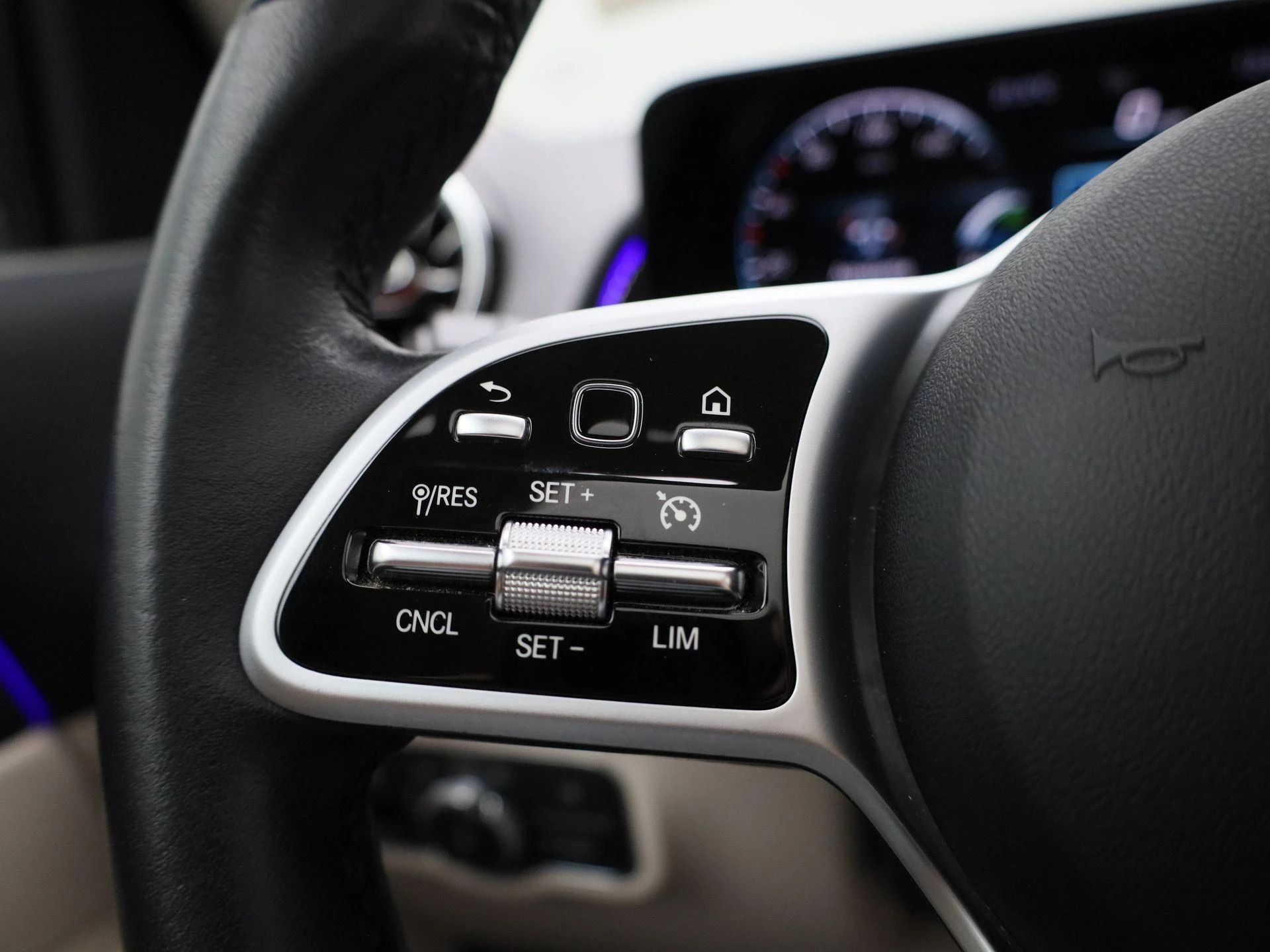 Mercedes-Benz-GLB-image-18