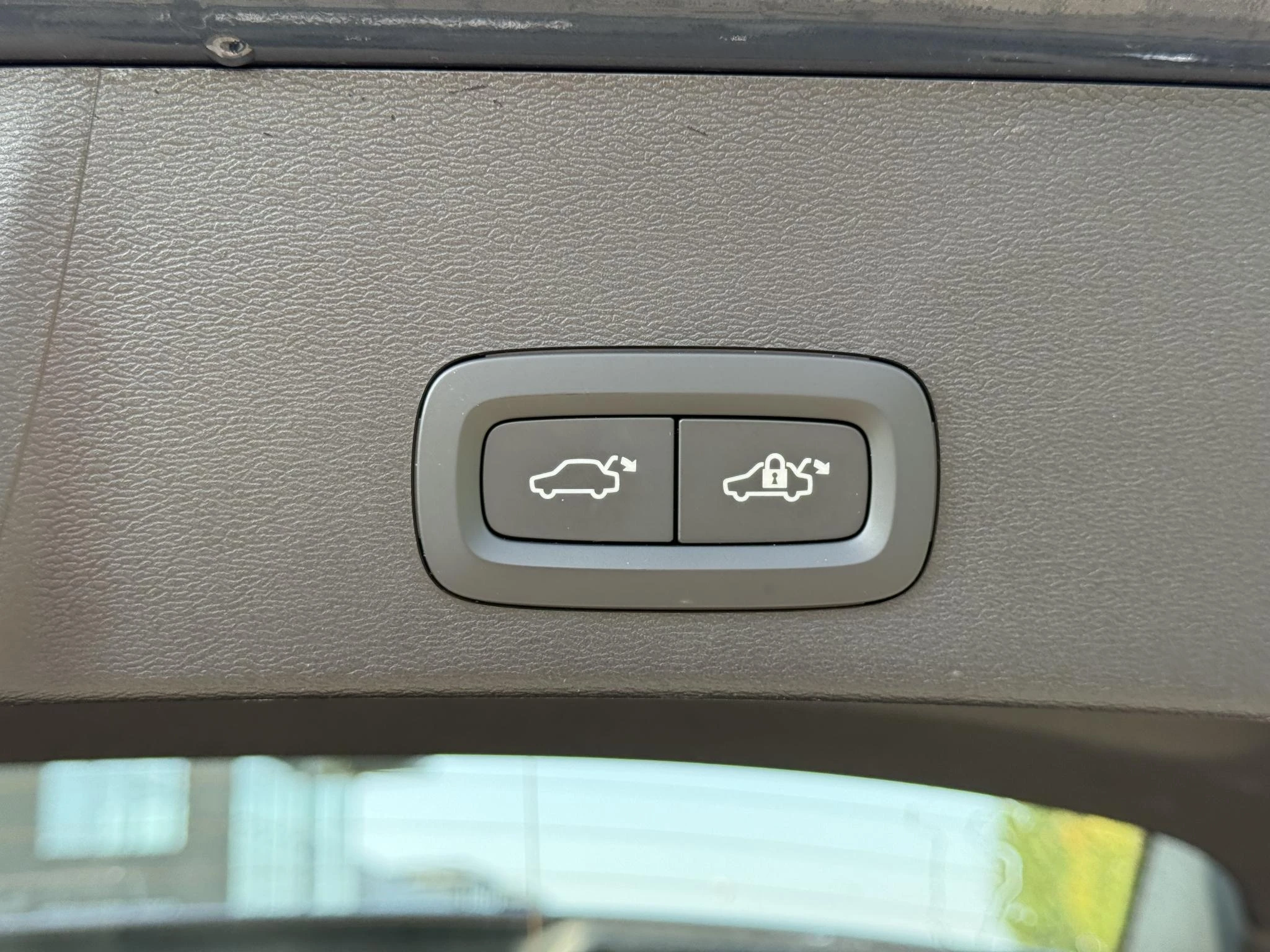 Volvo-EX40-image-8