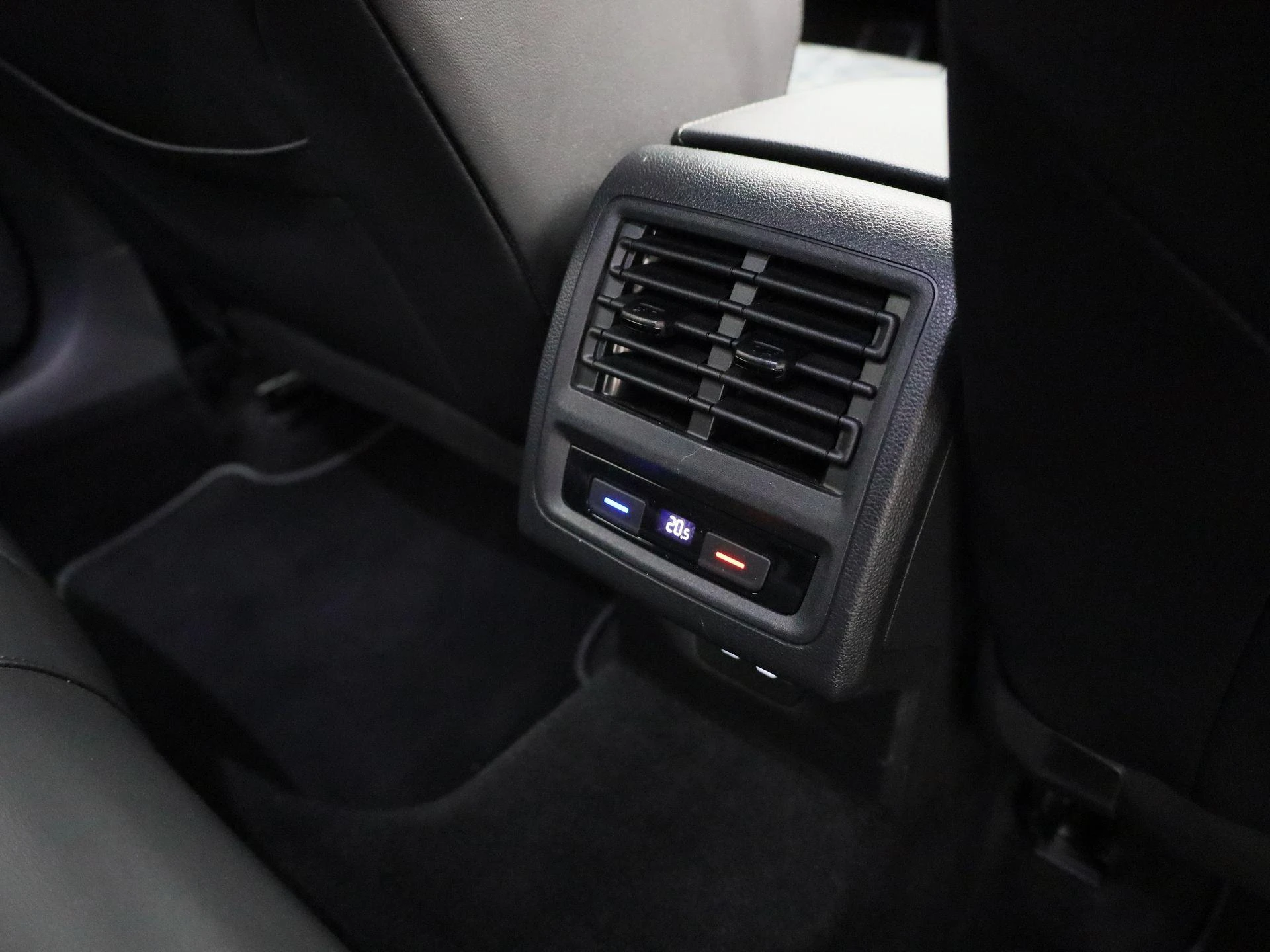 Volkswagen-Golf-image-42