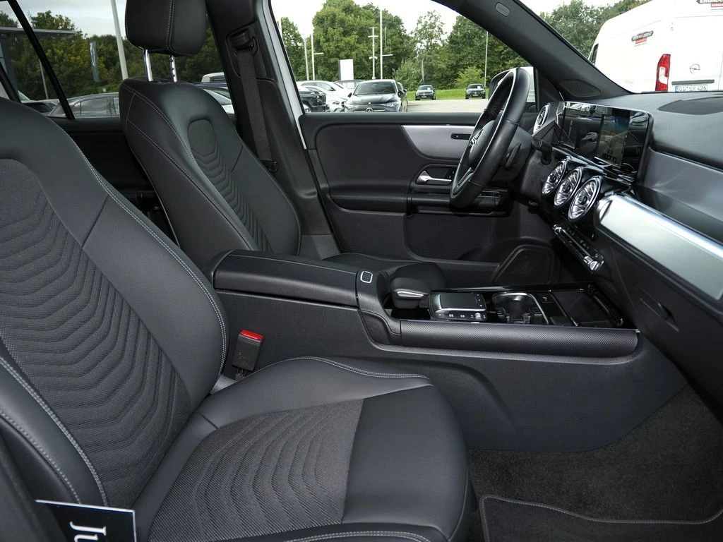 Mercedes-Benz-GLB 200-image-11