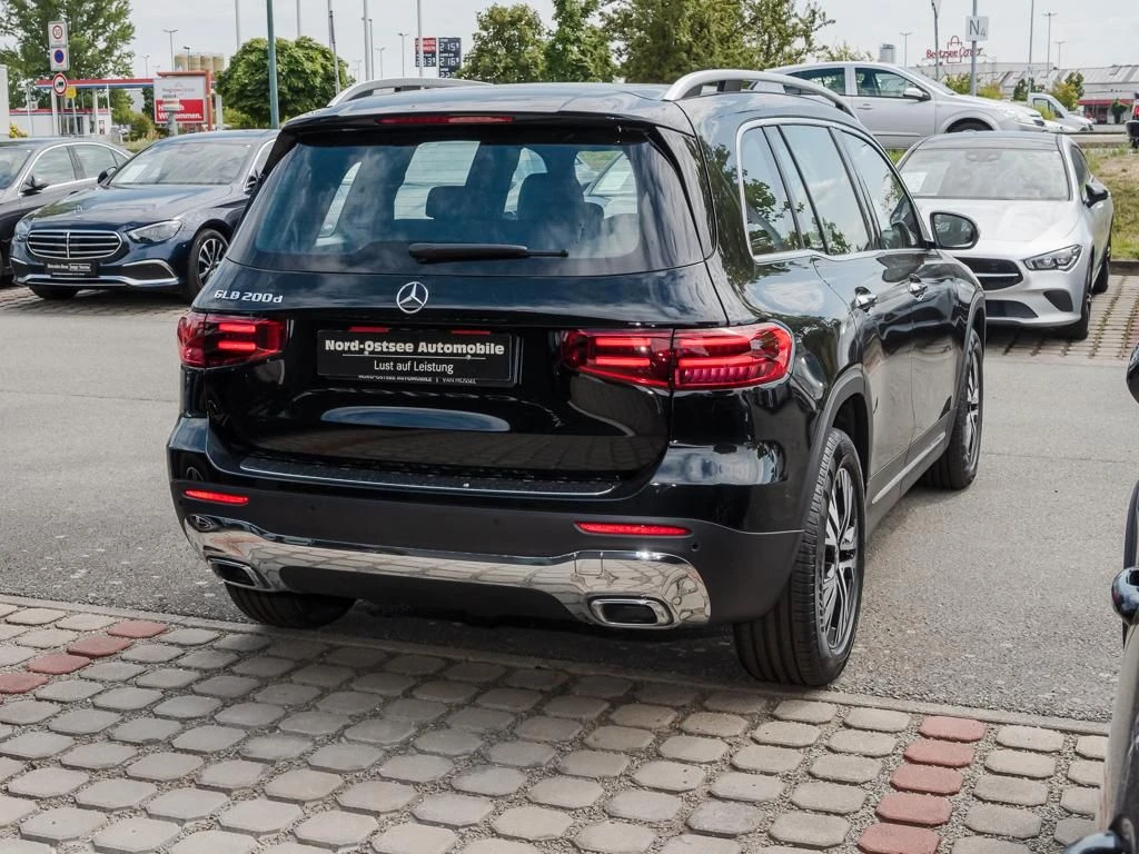 Mercedes-Benz-GLB 200 d-image-7