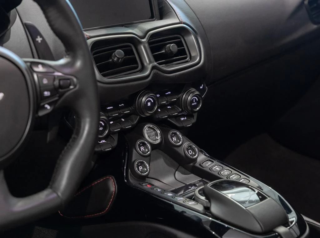 Aston Martin-V8 Vantage-image-24