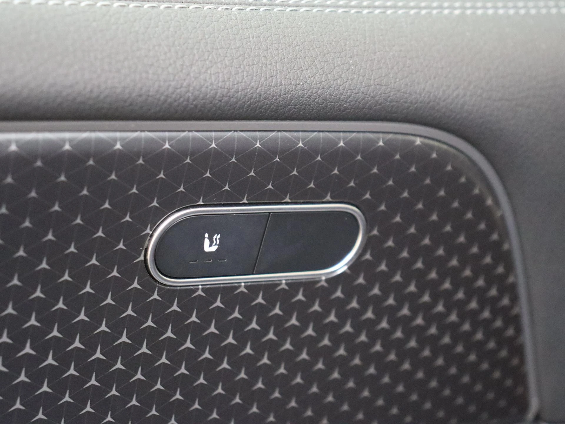 Mercedes-Benz-EQB-image-25