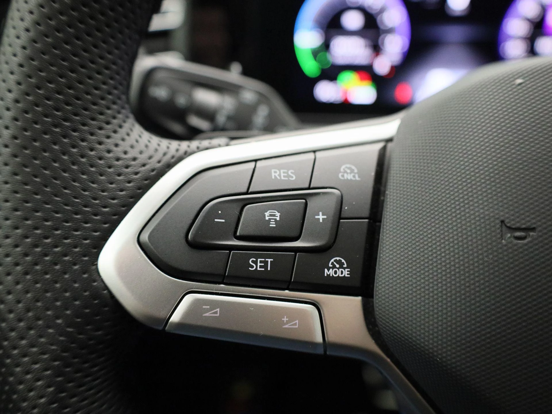Volkswagen-Tiguan-image-24