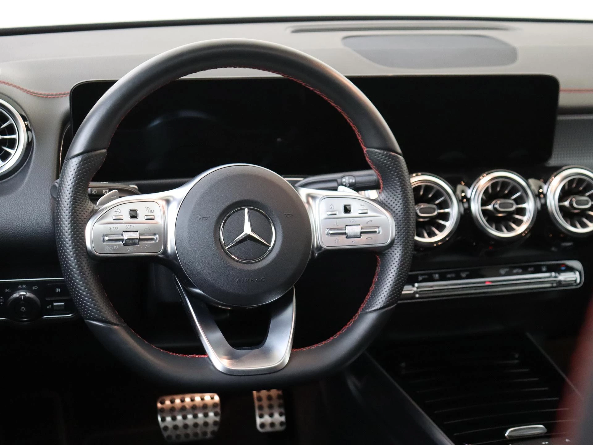 Mercedes-Benz-EQB-image-9