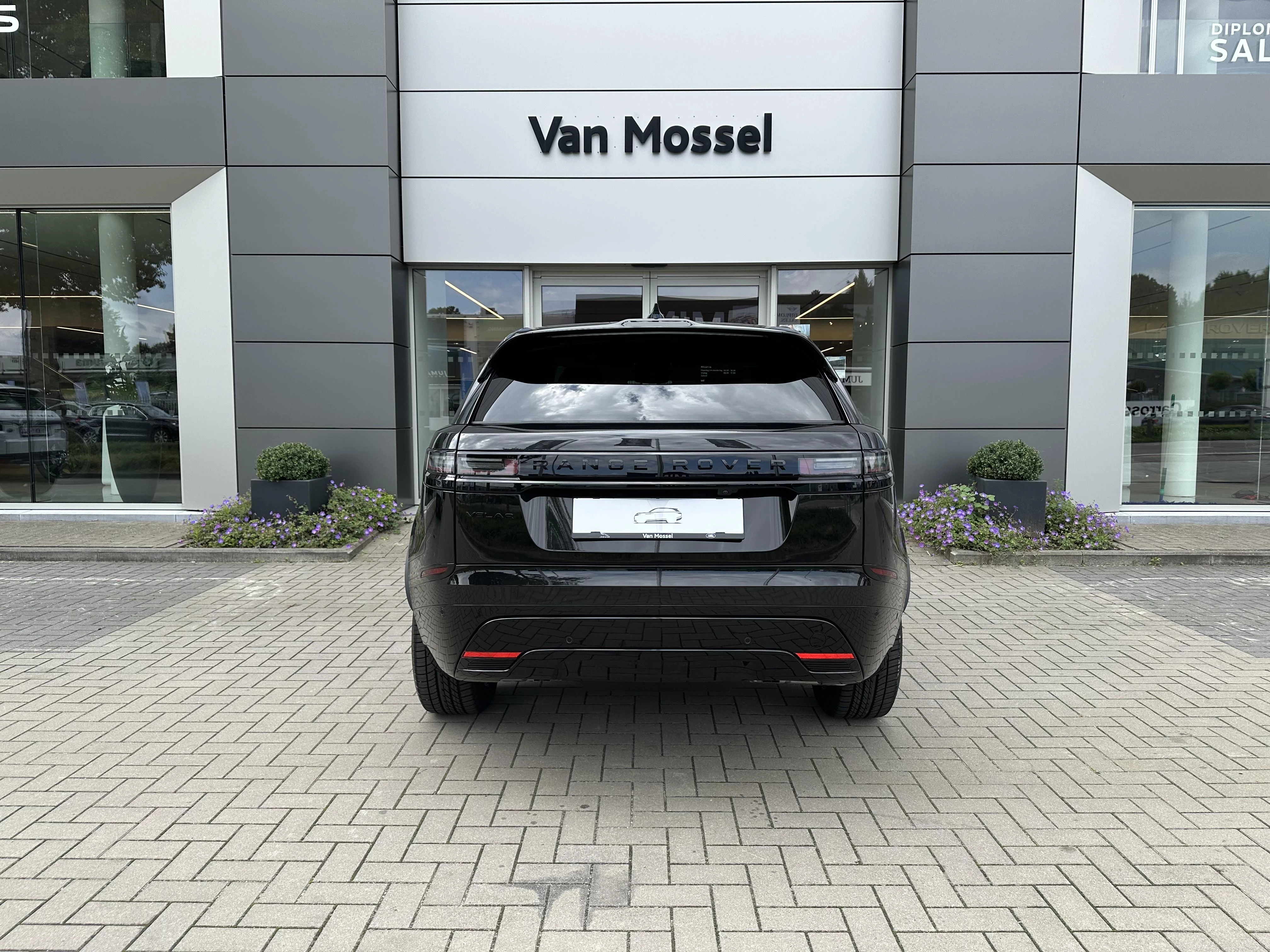 Land Rover-Range Rover Velar-image-3