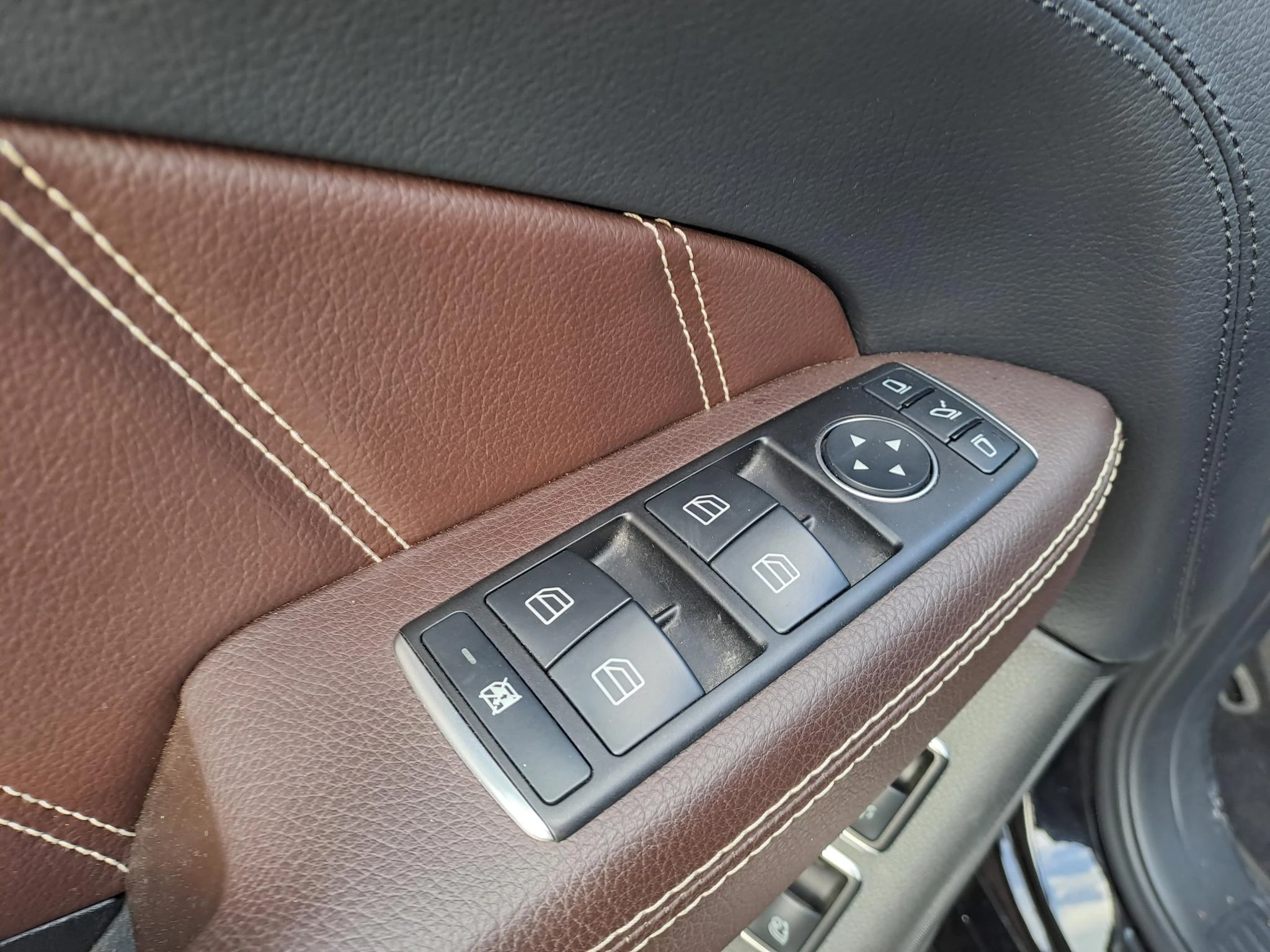 Mercedes-Benz-GLE-image-15
