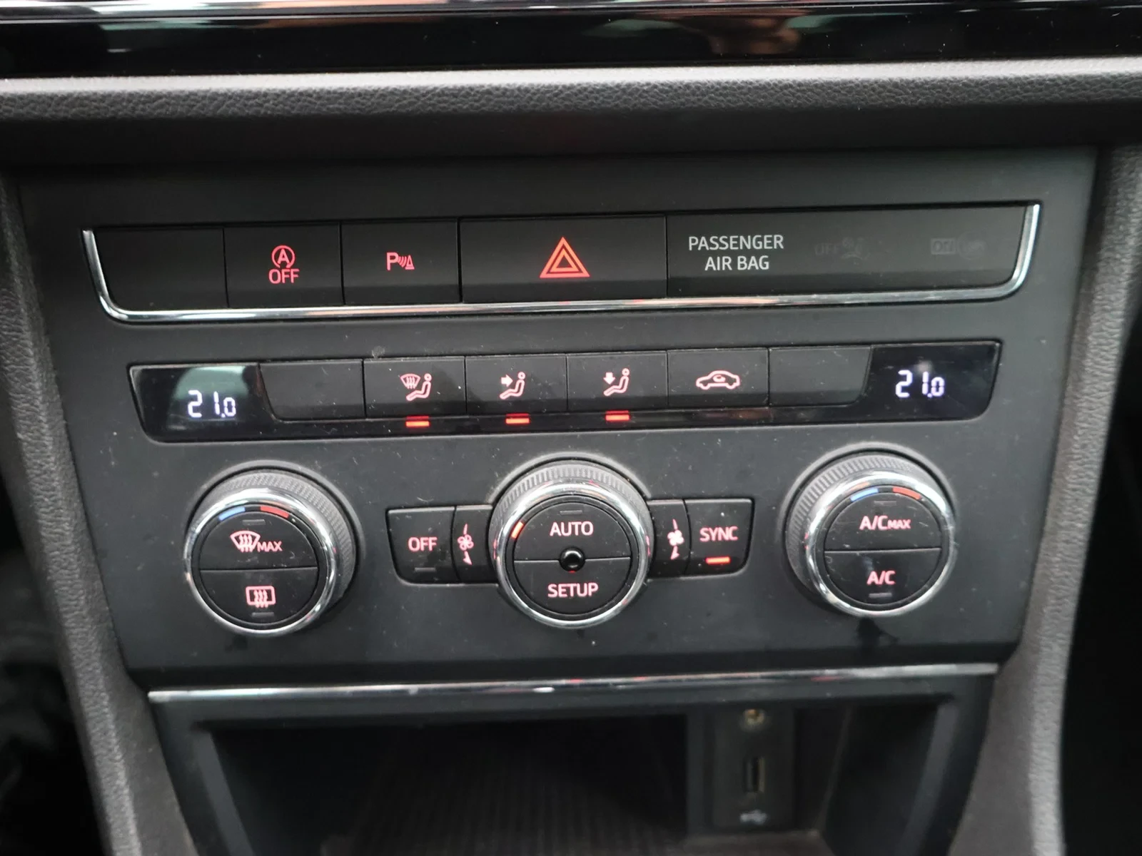 SEAT Leon Leon TSI 110PK *LEDER*ALCANTARA*CRUISE*NAVI*PDC*DAB RADIO*BLTH*...*