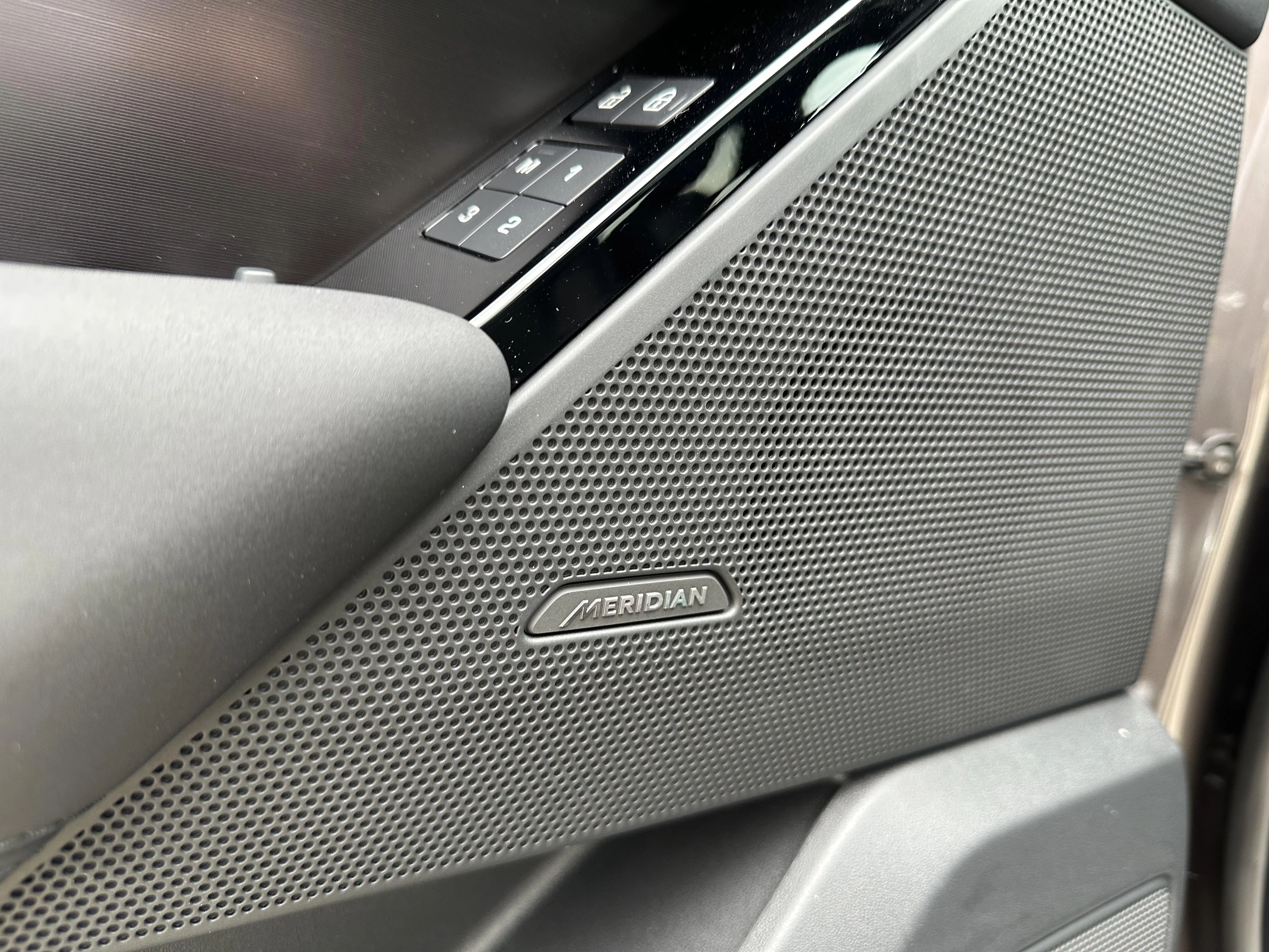 Land Rover-Range Rover Velar-image-28