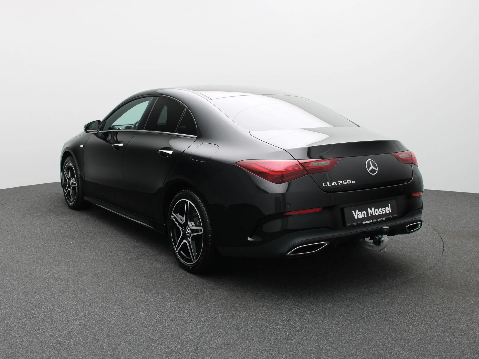 Mercedes-Benz-CLA-image-1