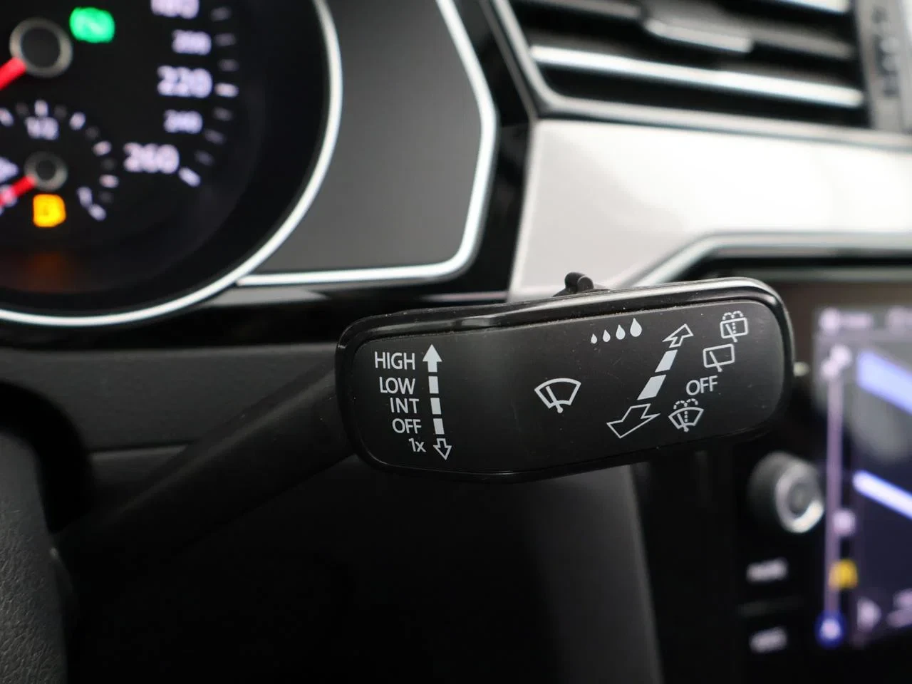 Volkswagen-Passat-image-27