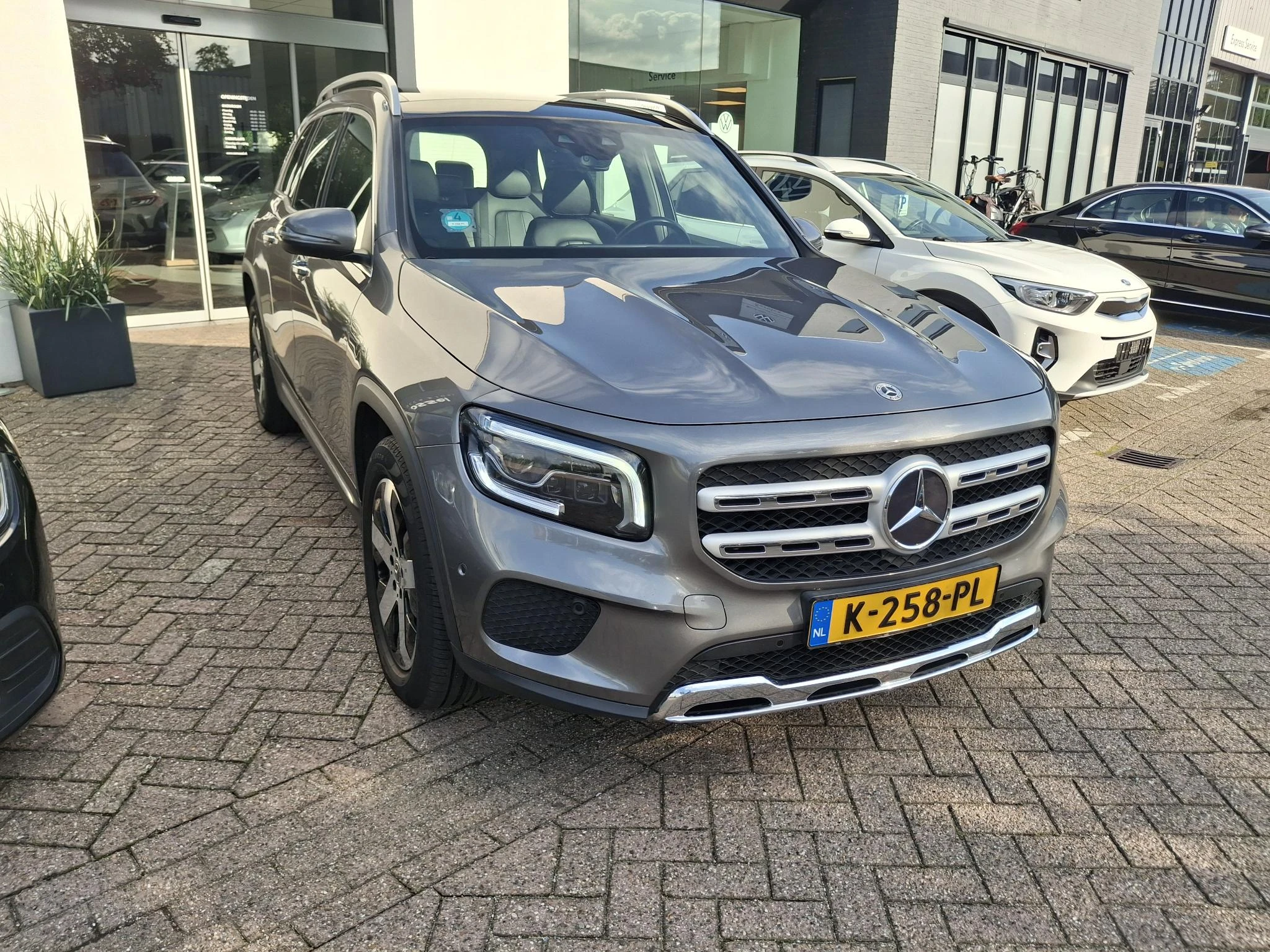Mercedes-Benz-GLB-image-4