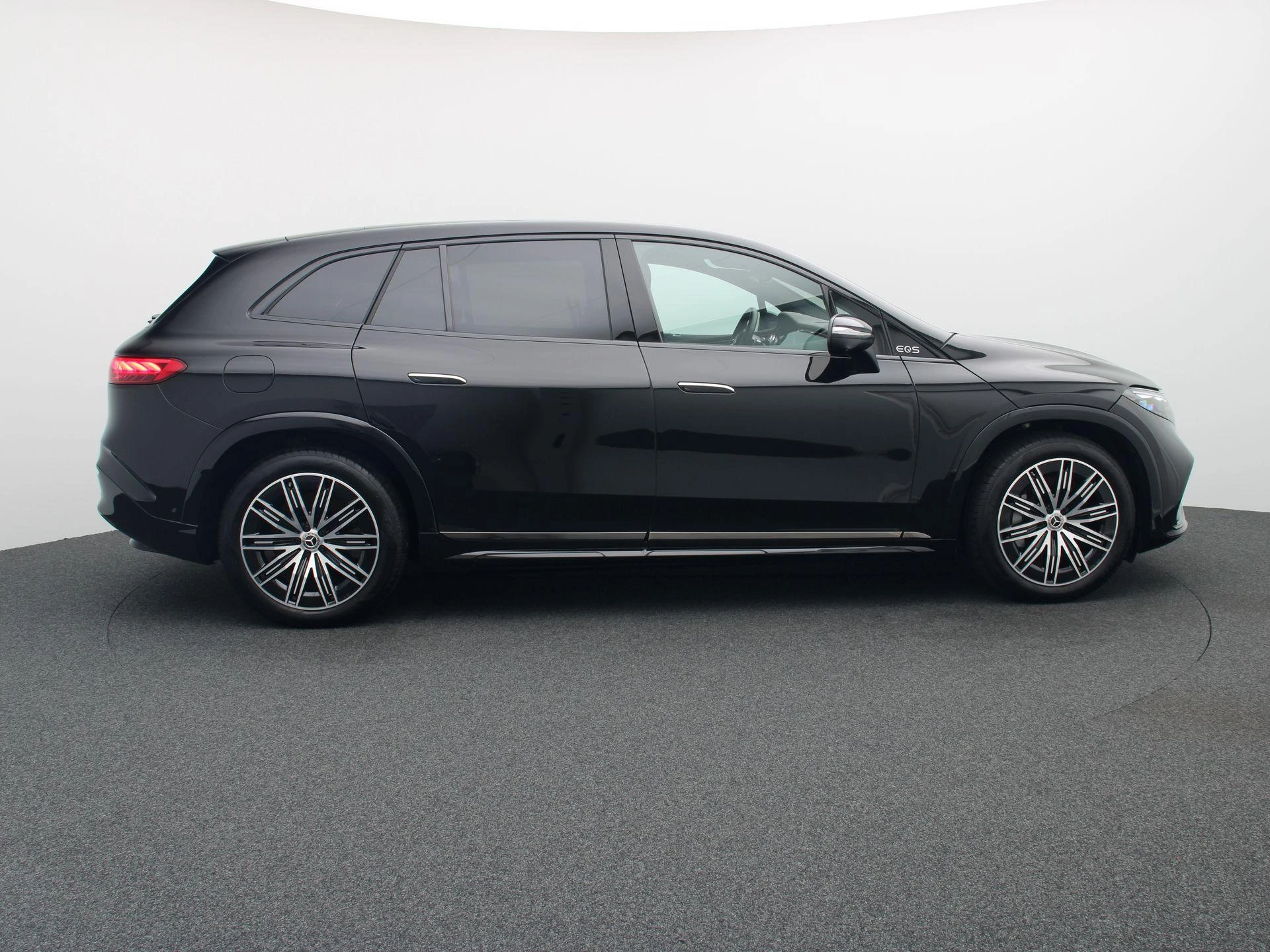 Mercedes-Benz-EQS-image-5