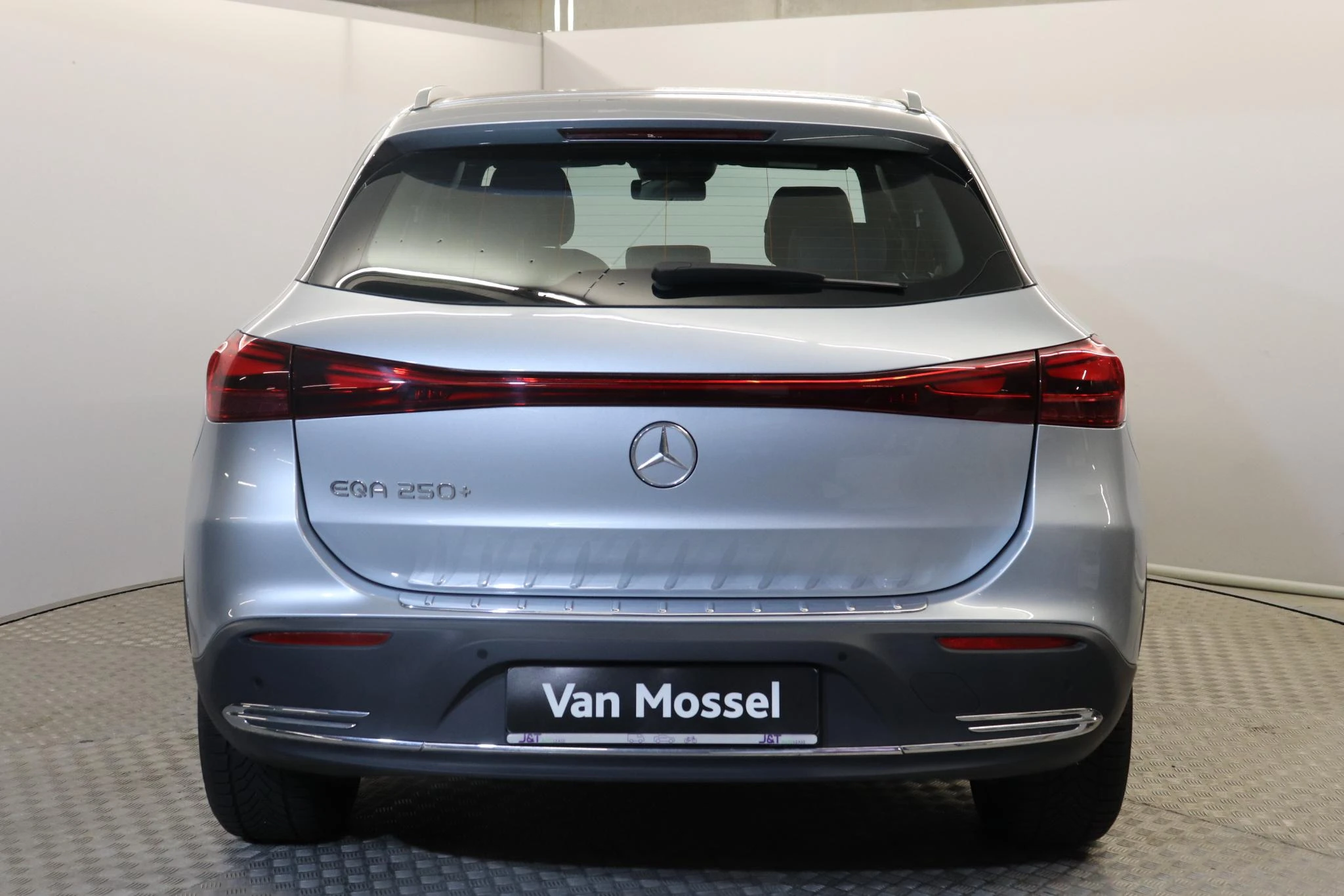 Mercedes-Benz-EQA-image-4
