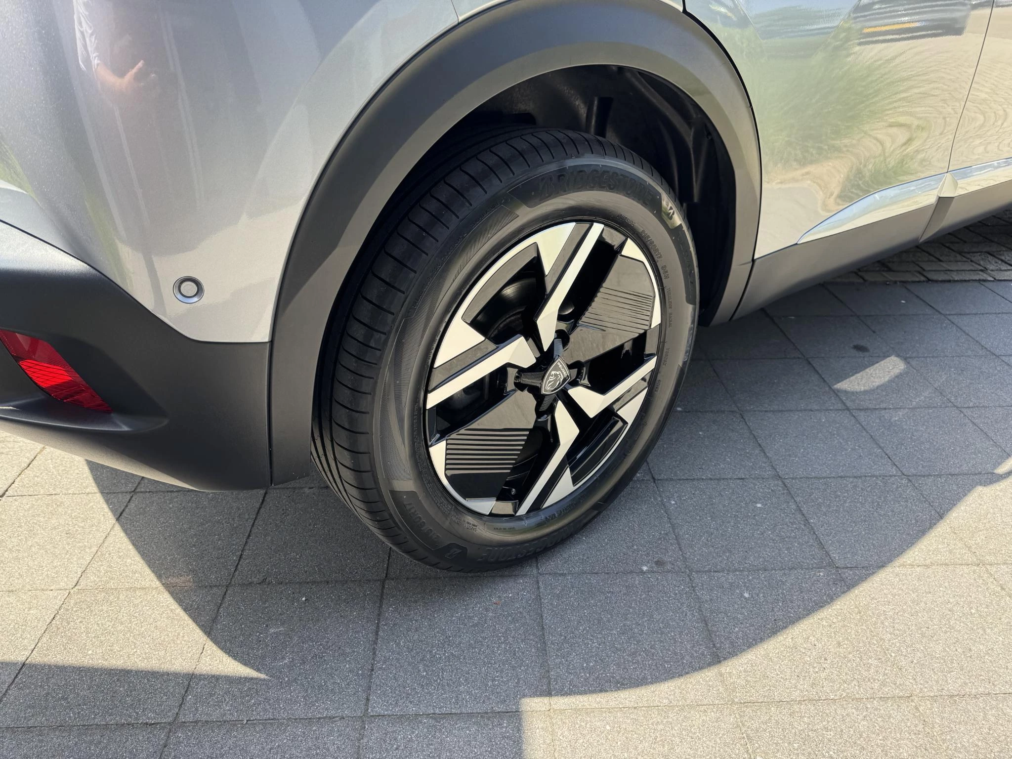 Peugeot-e-2008-image-13