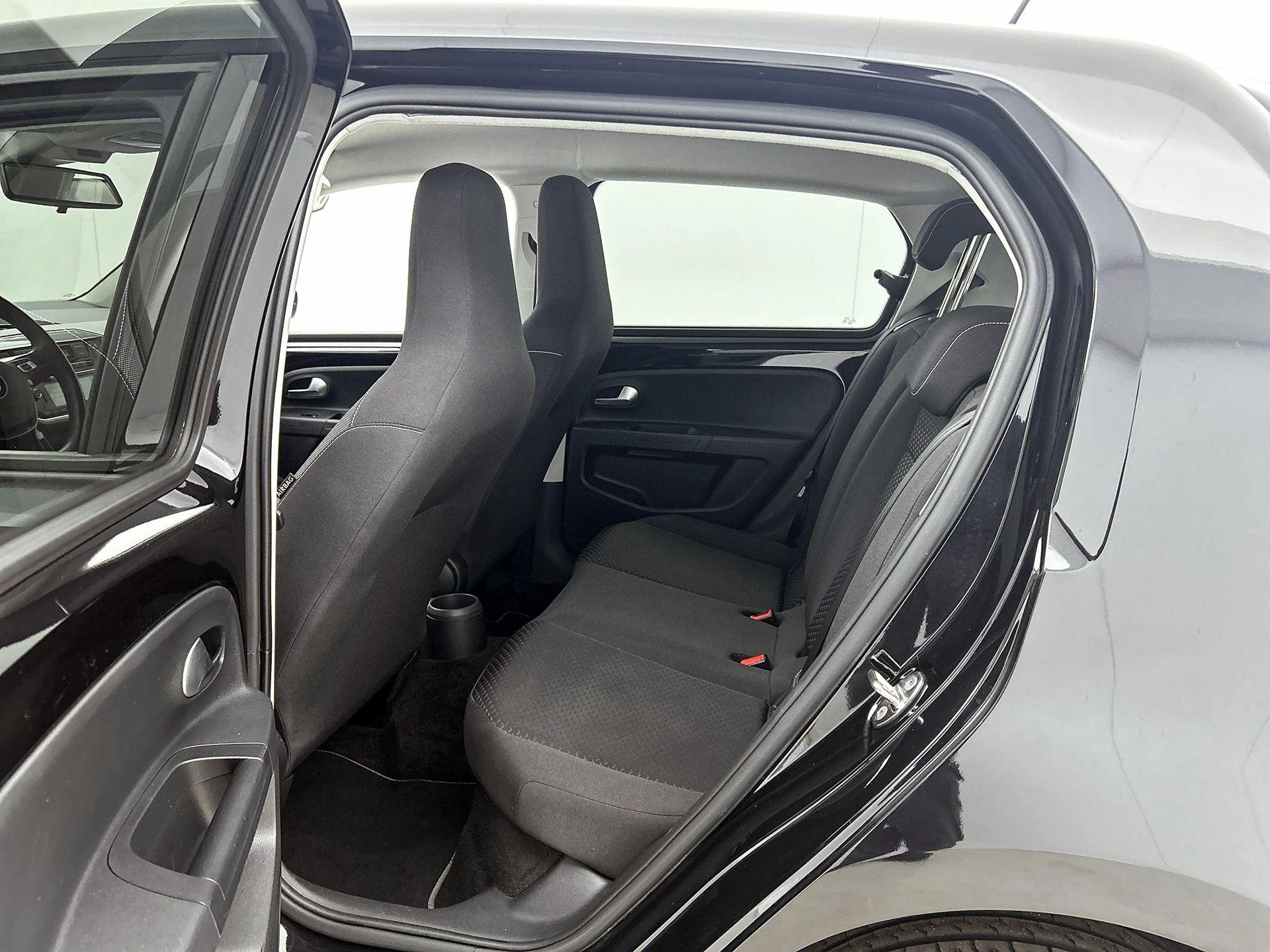 Volkswagen-e-up!-image-28