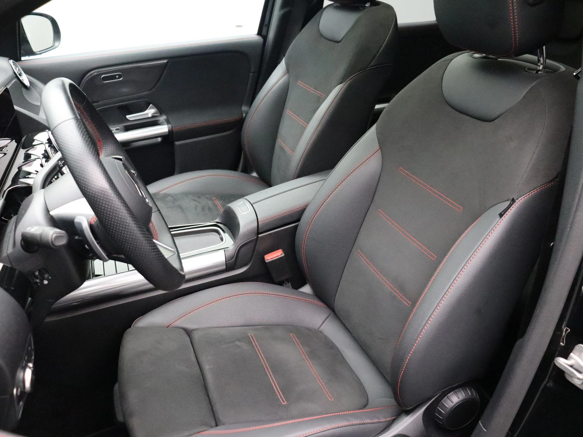Mercedes-Benz-GLA-image-16