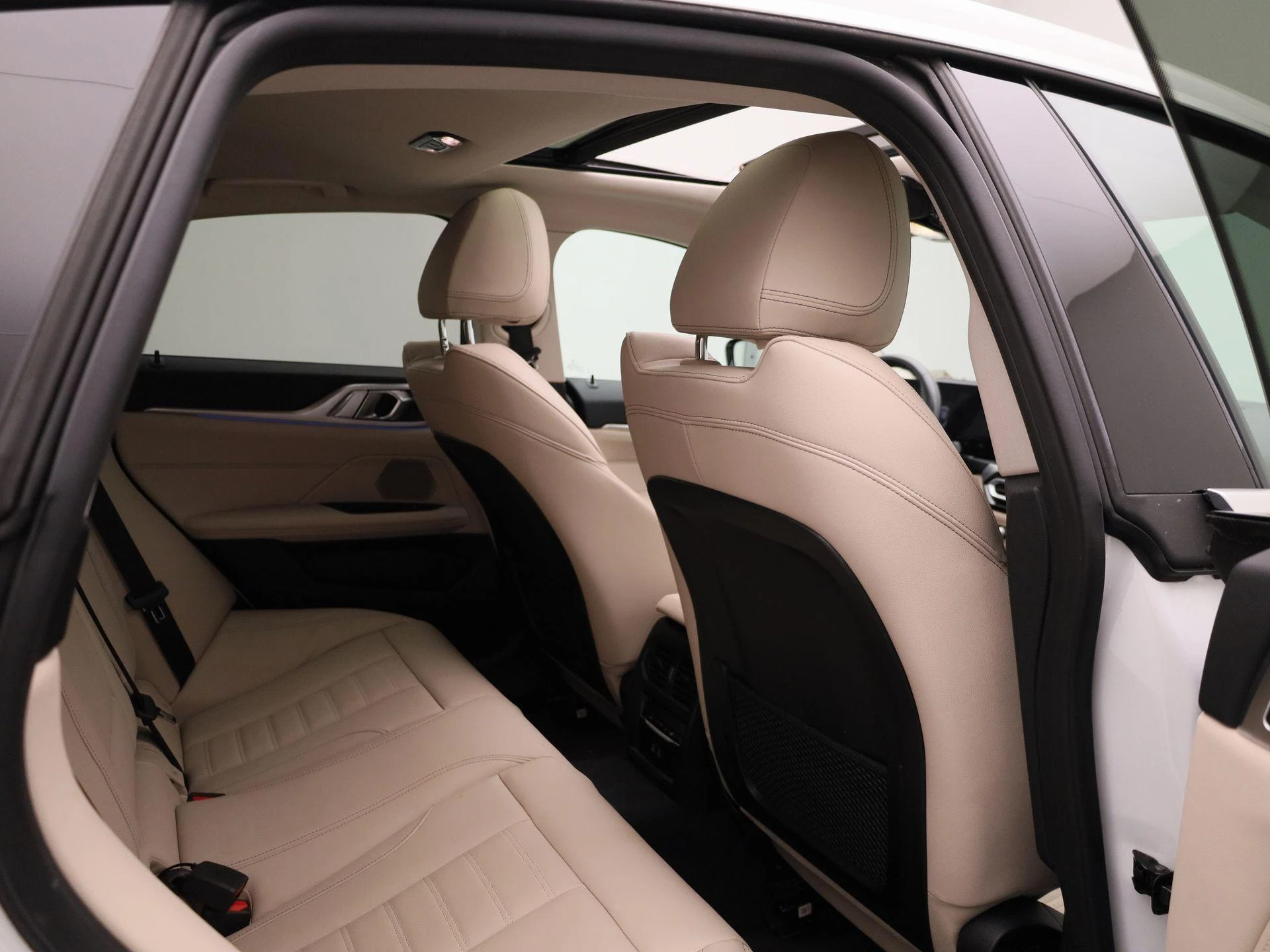 BMW-i4-image-38