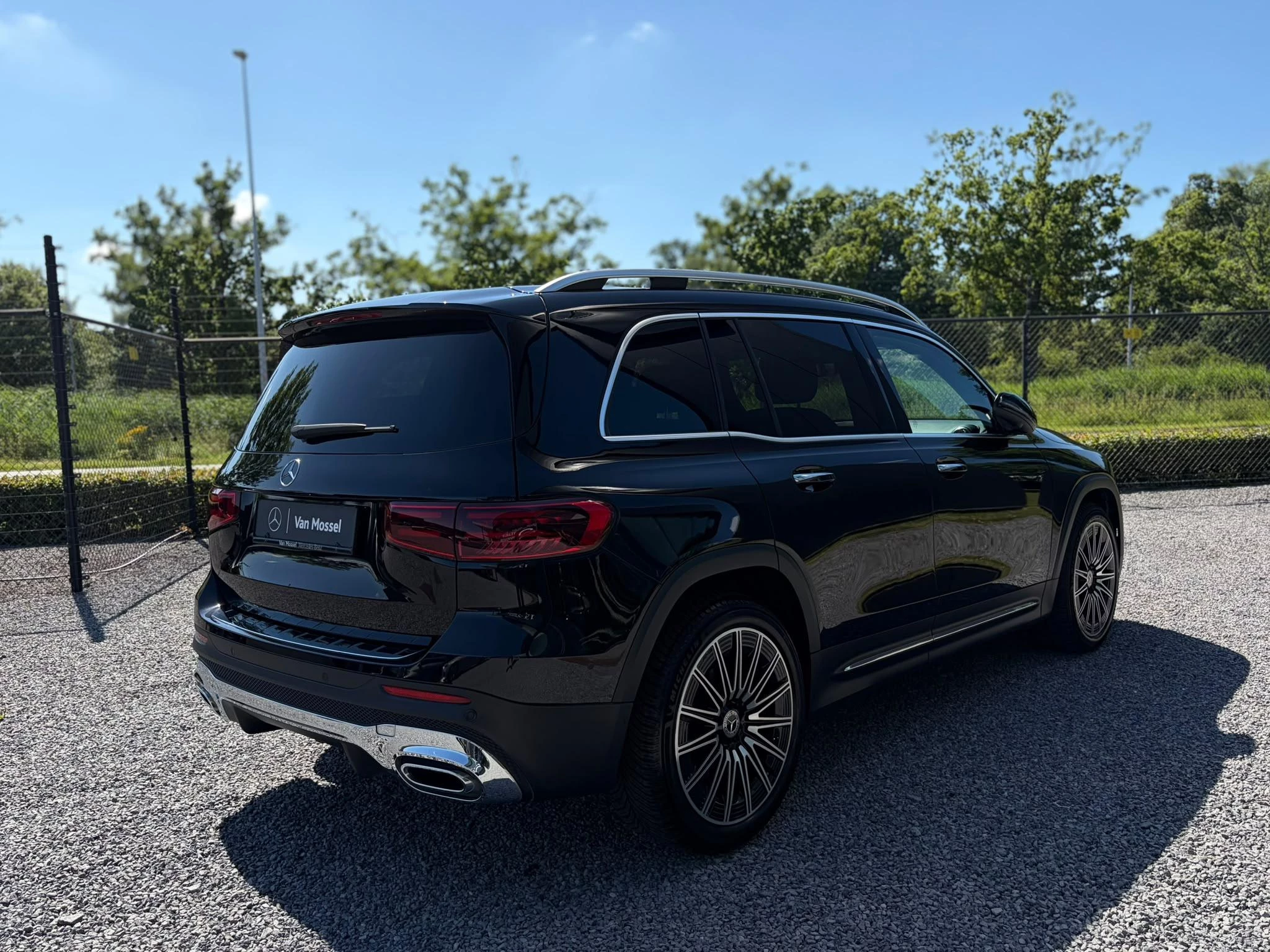 Mercedes-Benz GLB 180 AMG Line + PANO DAK + TREKHAAK + CARPLAY + SURROUND VIEW +