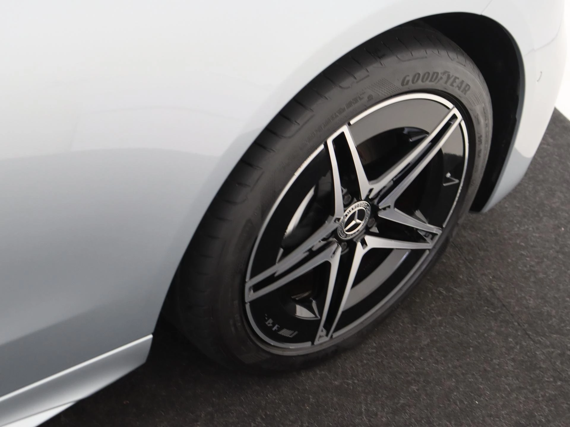 Mercedes-Benz-C-Klasse-image-9