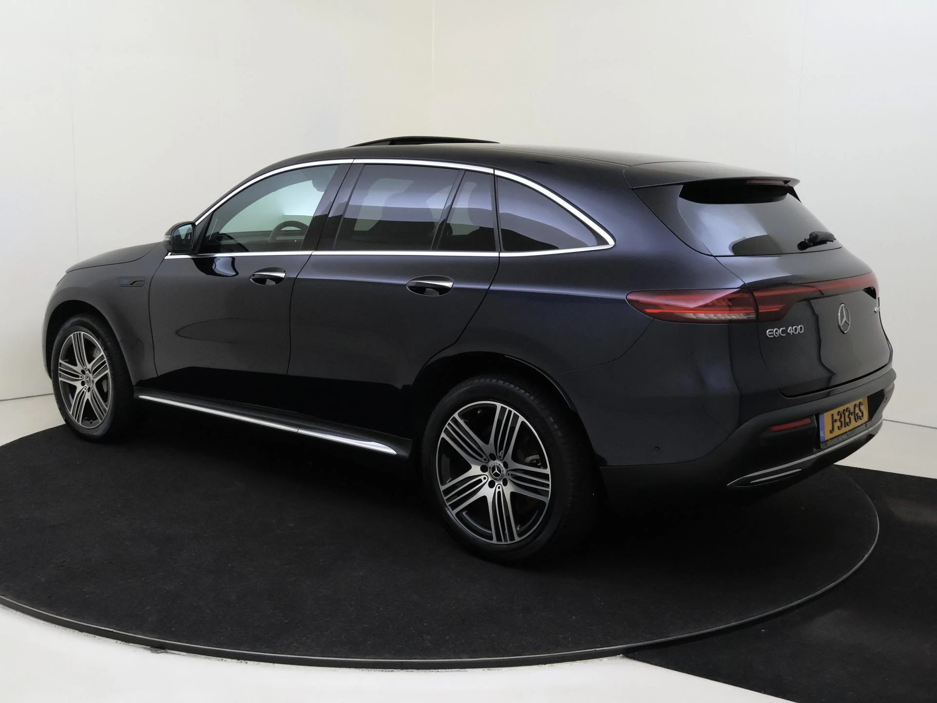 Mercedes-Benz-EQC-image-2