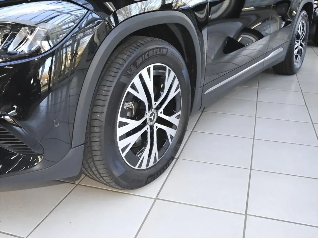 Mercedes-Benz-GLA 200 d-image-5