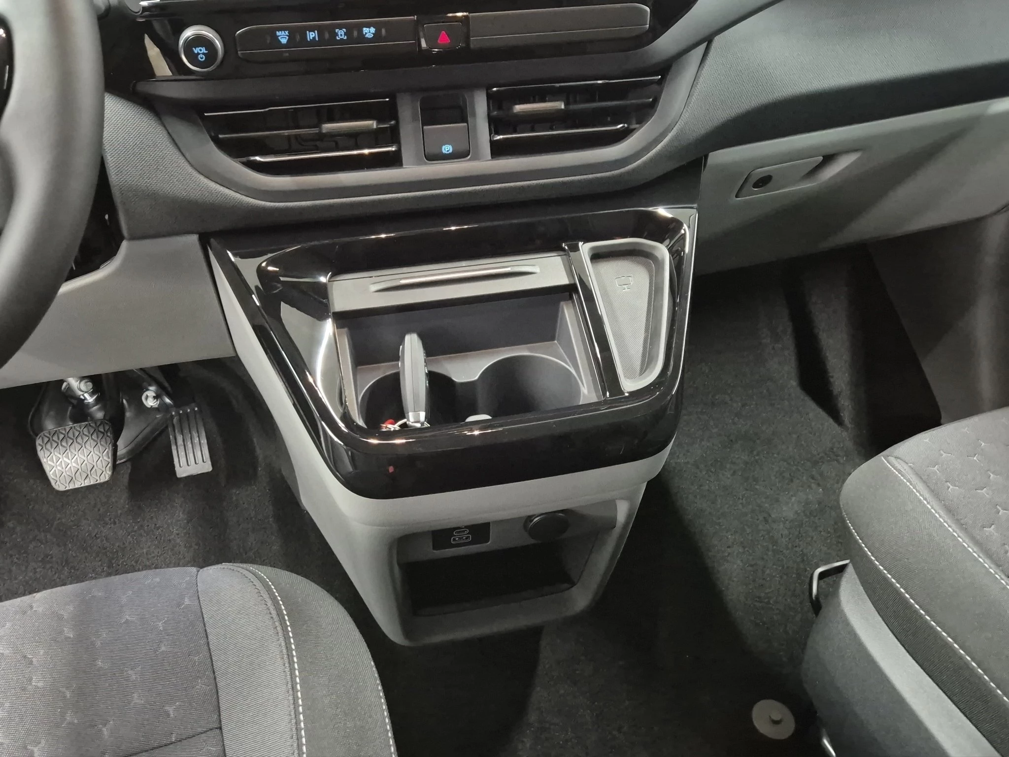Ford Tourneo Custom Titanium 2.0 EcoBlue 125kW 320 L1 Auto FWD Van. 4-türig