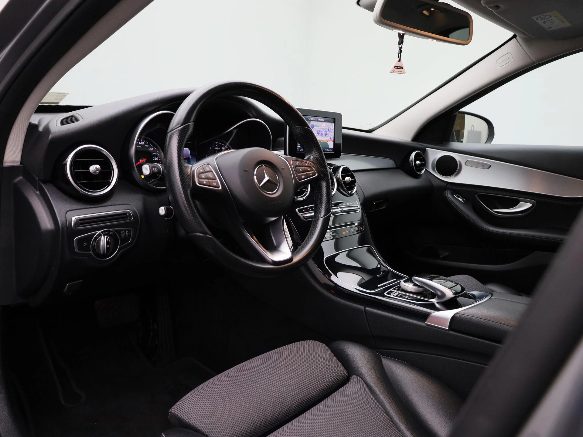 Mercedes-Benz-C-Klasse-image-31