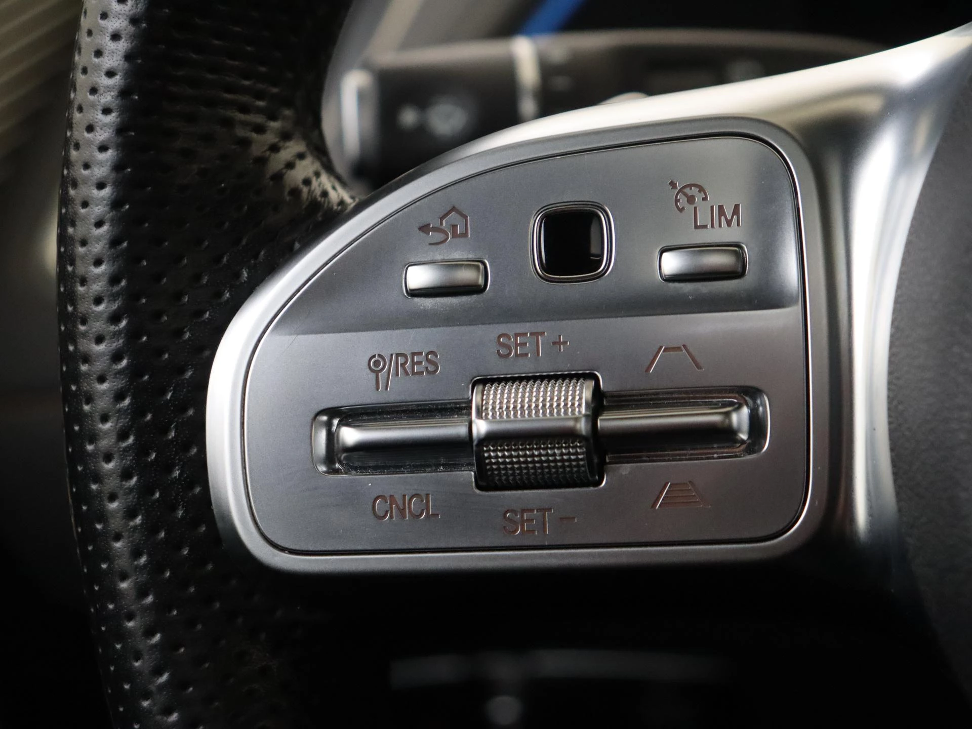 Mercedes-Benz-EQC-image-11