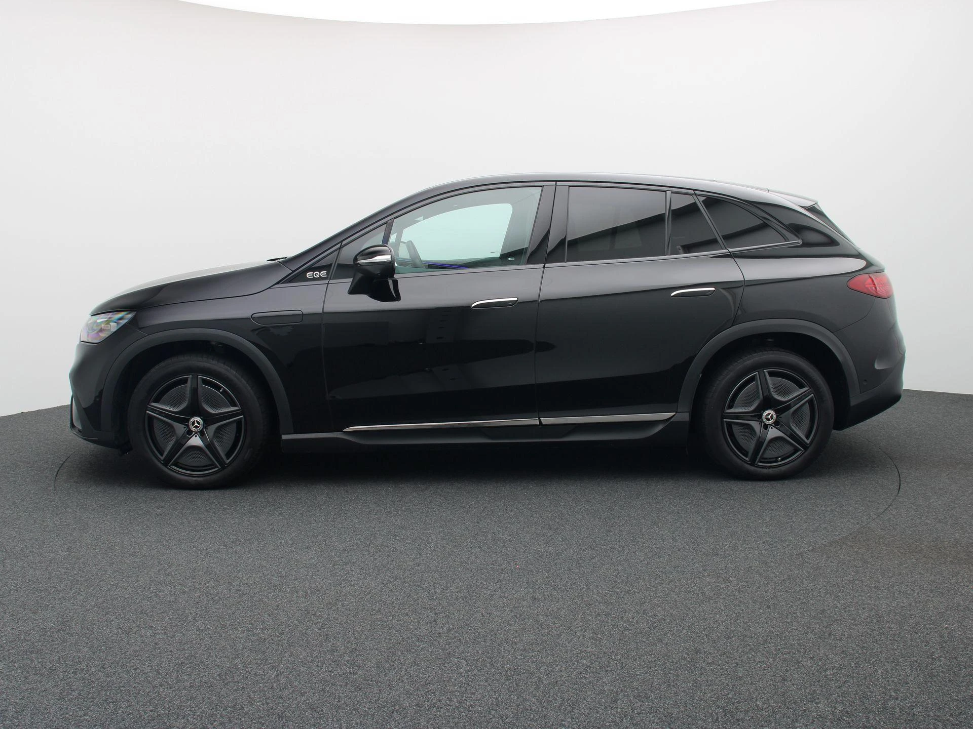 Mercedes-Benz-EQE-image-3