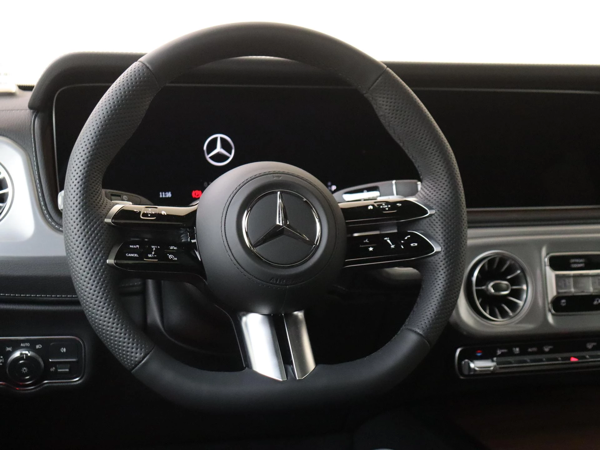 Mercedes-Benz-G-Klasse-image-8